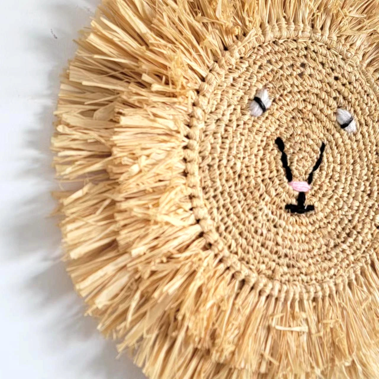 Décoration murale tête de lion en raphia naturel