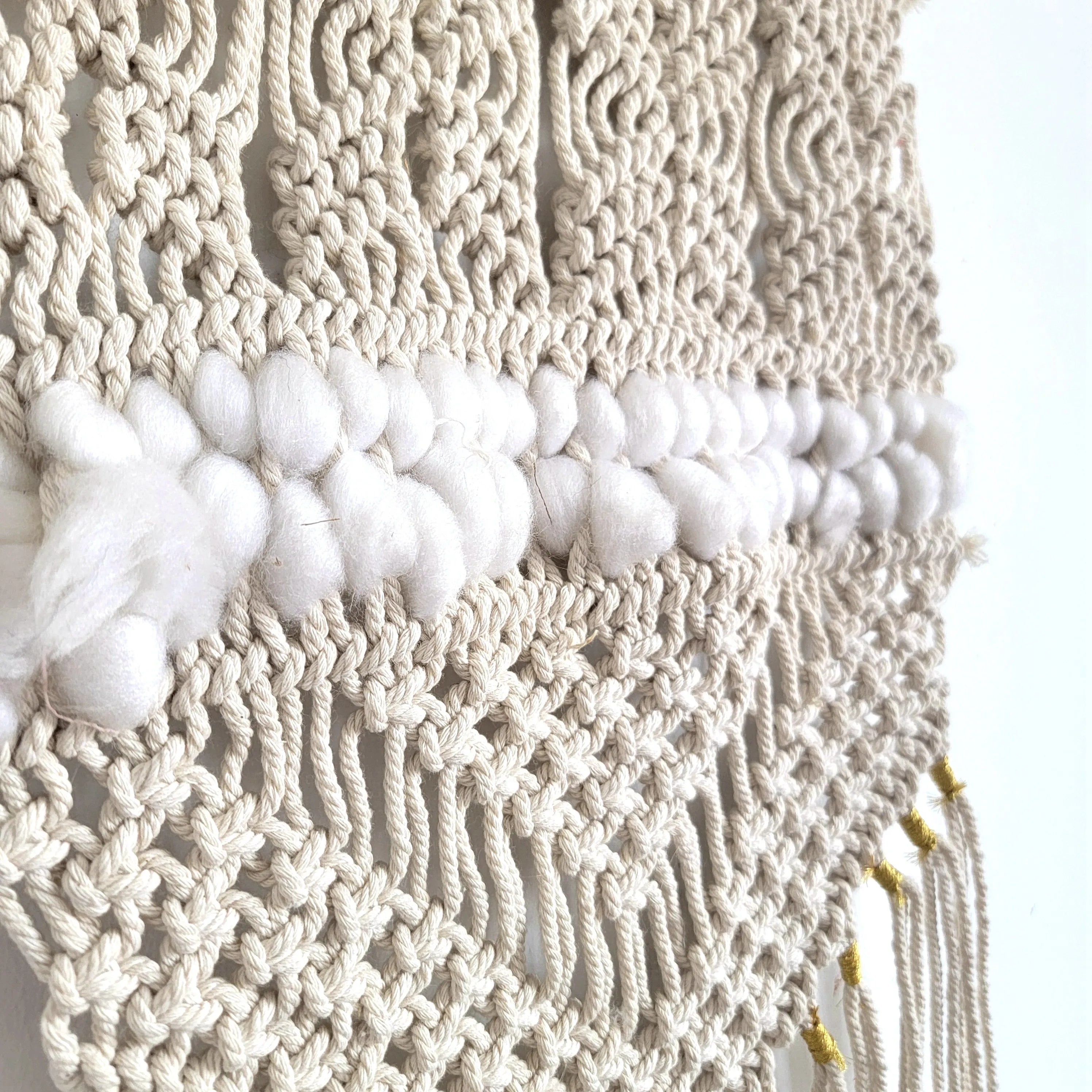 Suspension murale macramé avec coquillages et pampilles longues