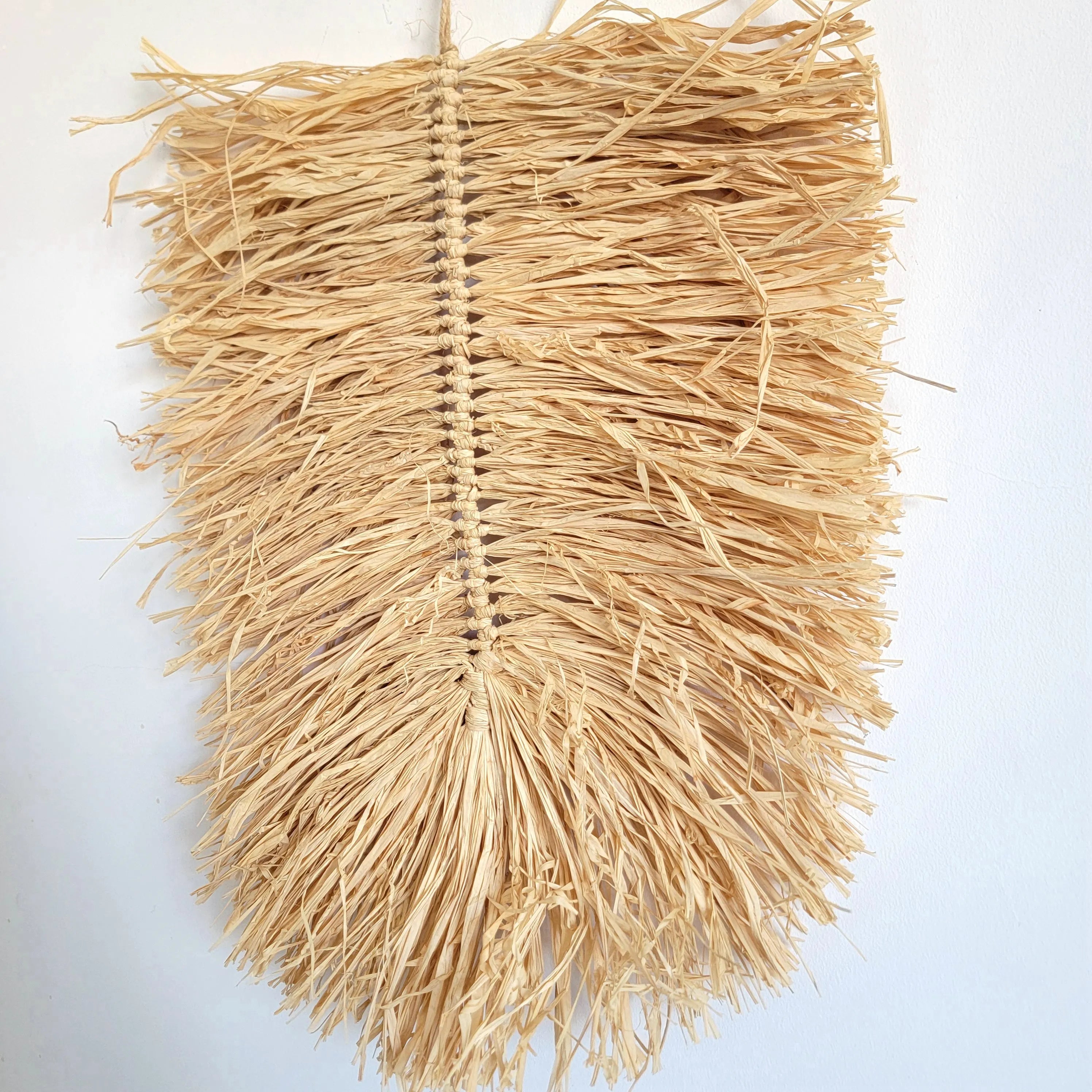 Décoration murale feuille en raphia naturelle – 42x53 cm