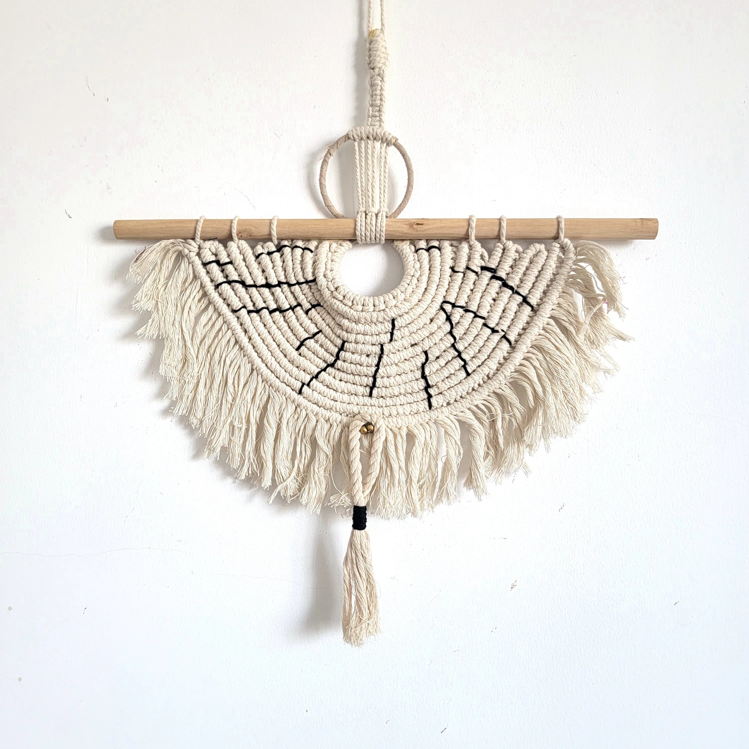 Suspension murale éventail en macramé écru tissé à la main