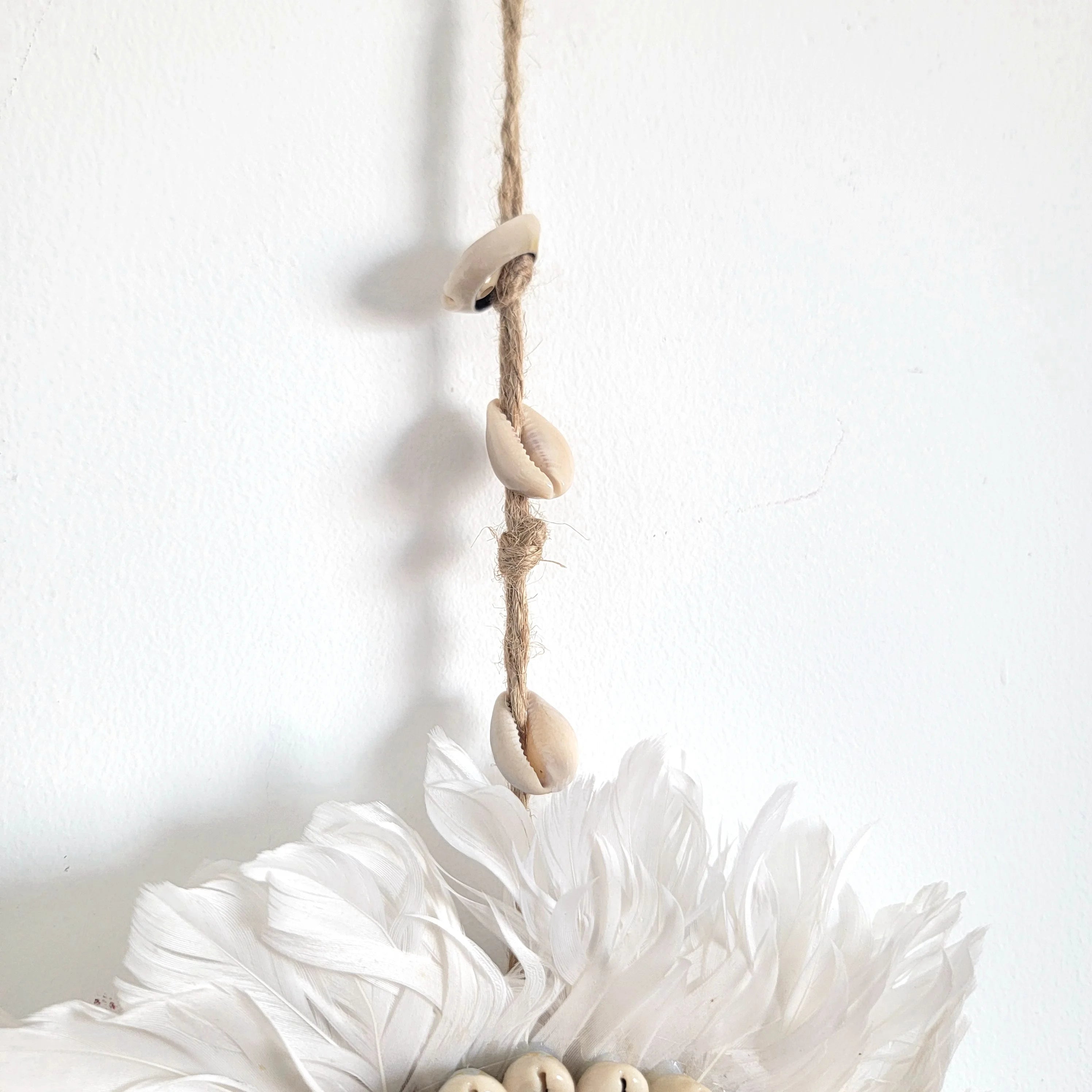 Décoration murale Juju Hat coquillages et plumes