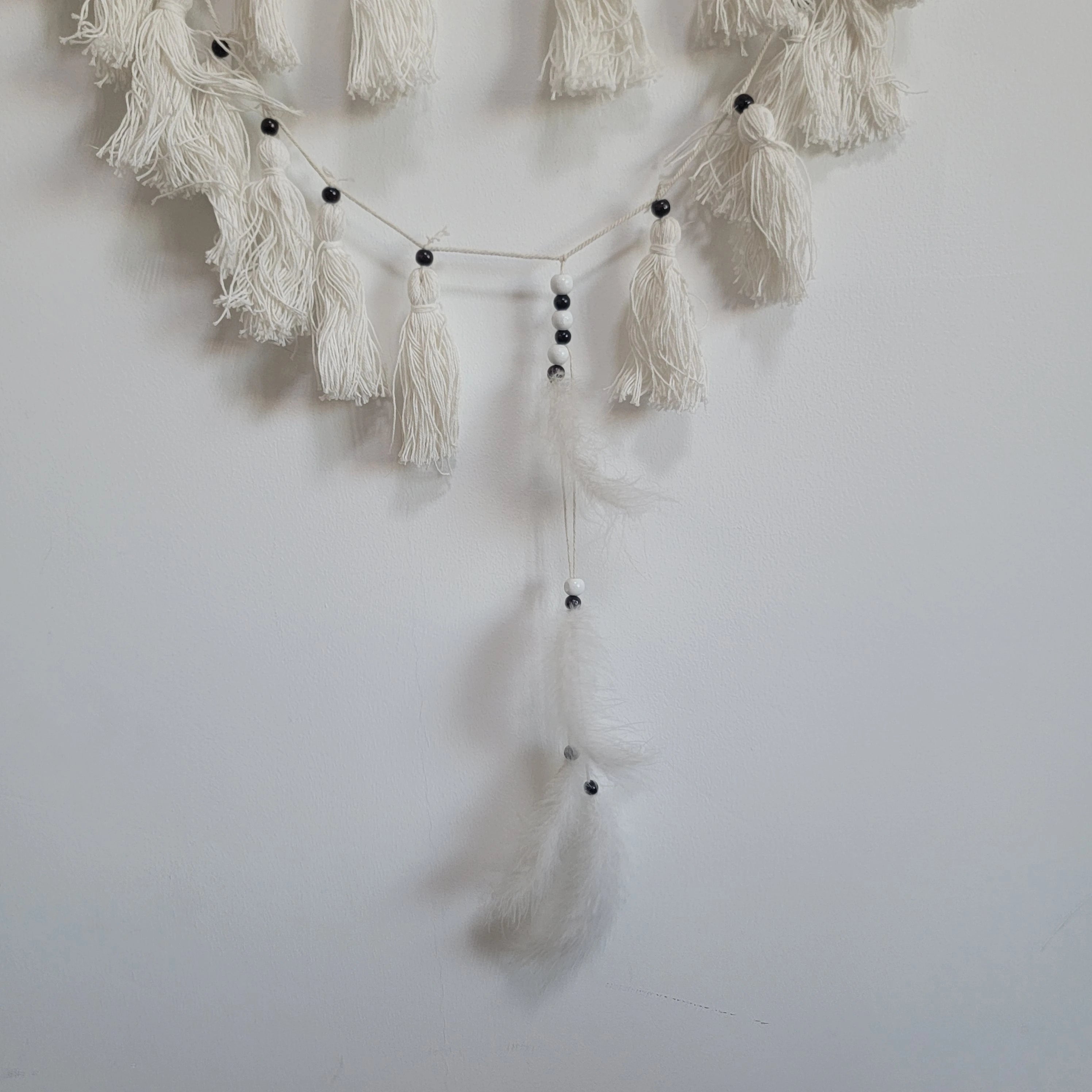 Grand attrape-rêves blanc bohème à plumes et pompons