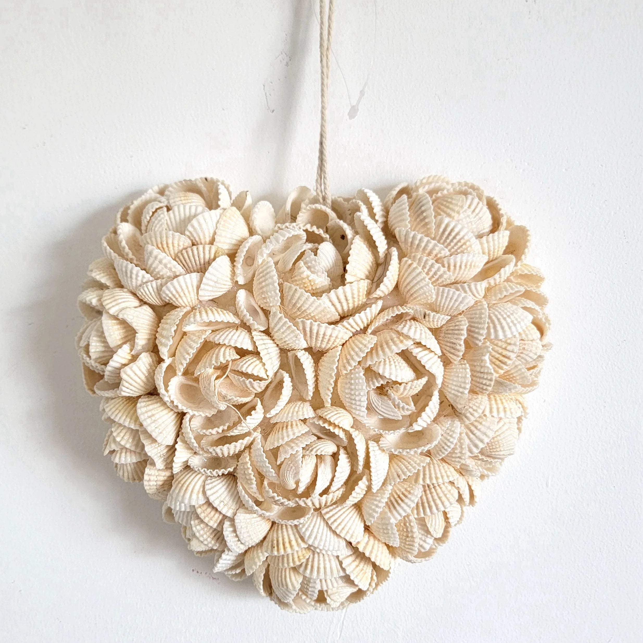Décoration murale cœur en coquillages