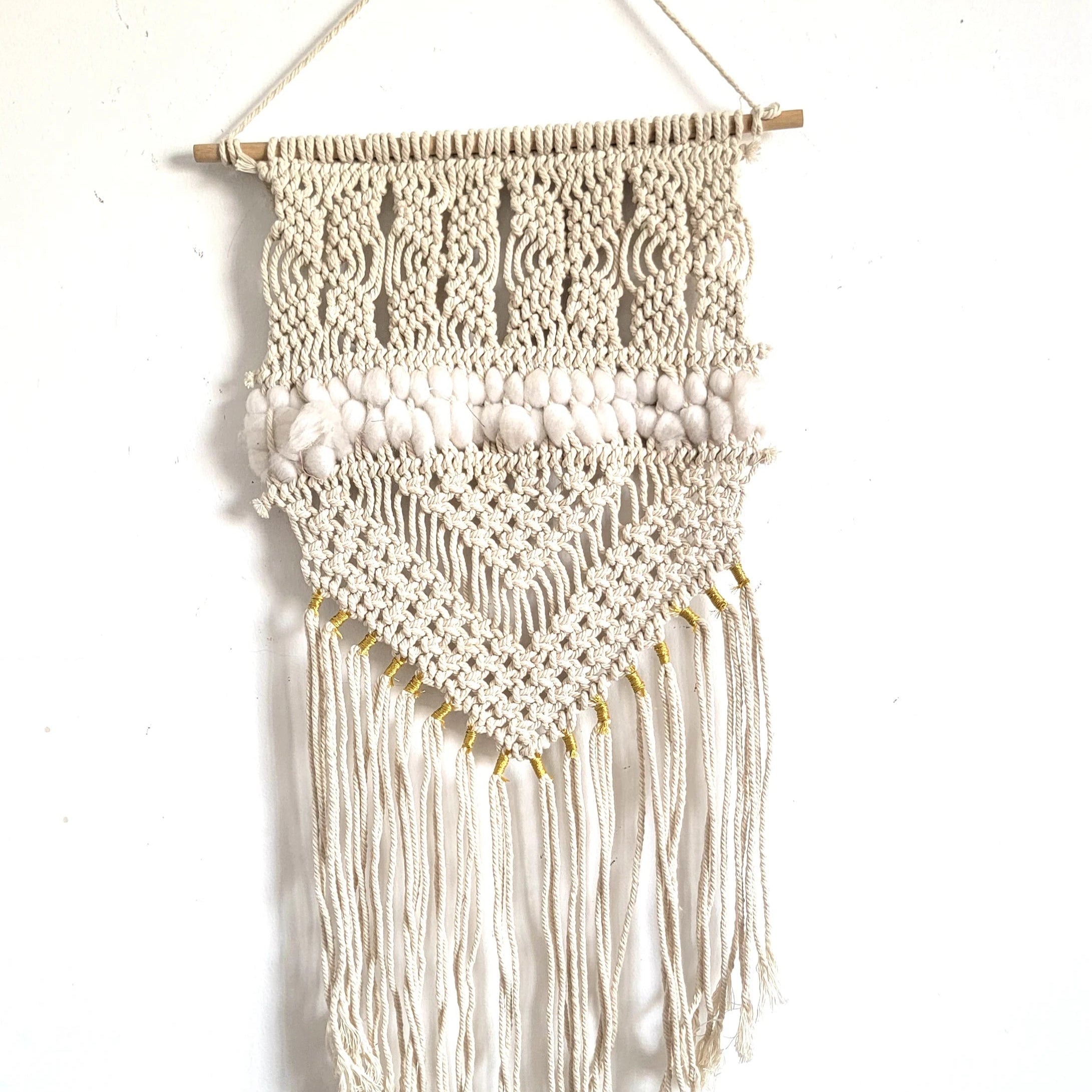 Suspension murale macramé avec coquillages et pampilles longues