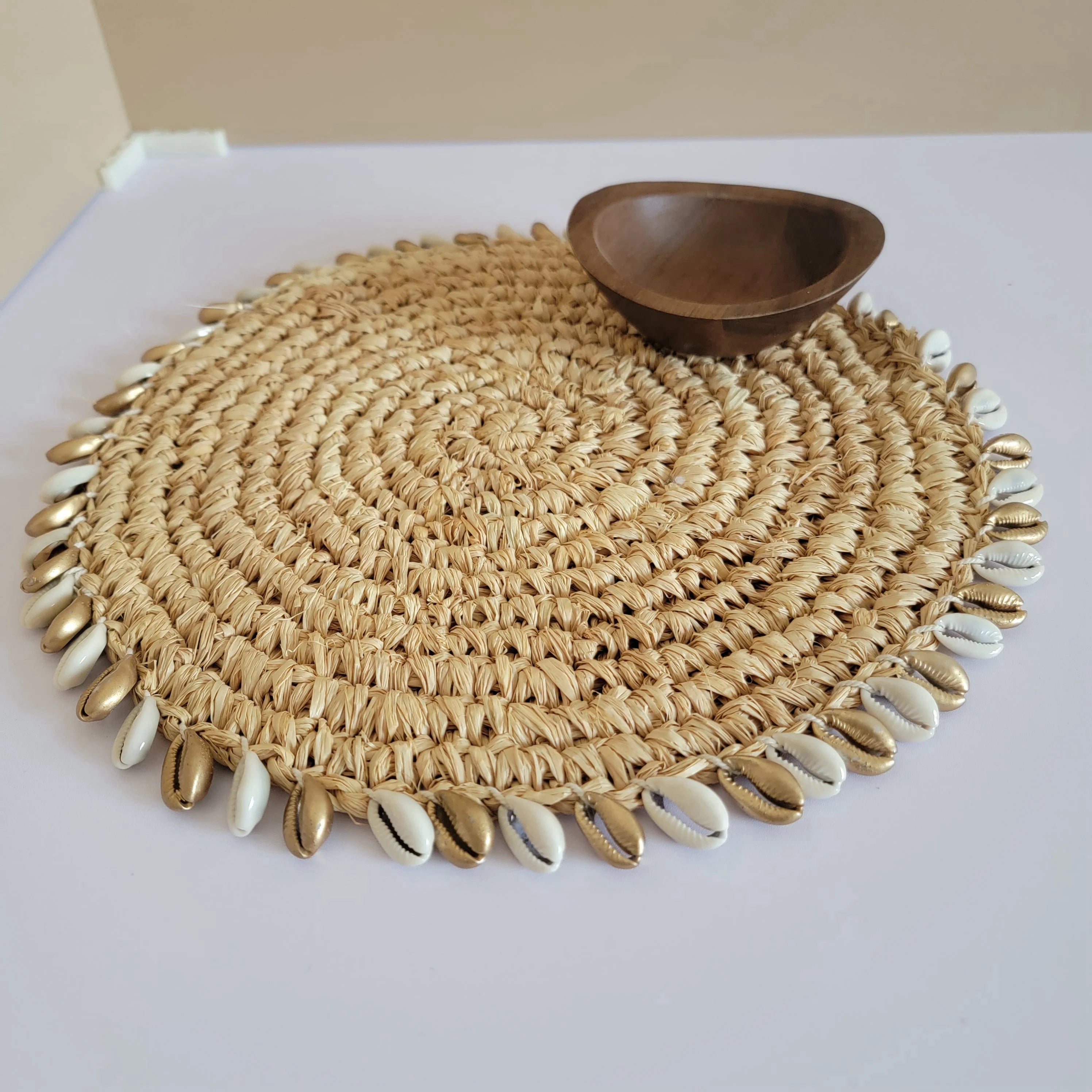 Set de table rond en raphia avec coquillages