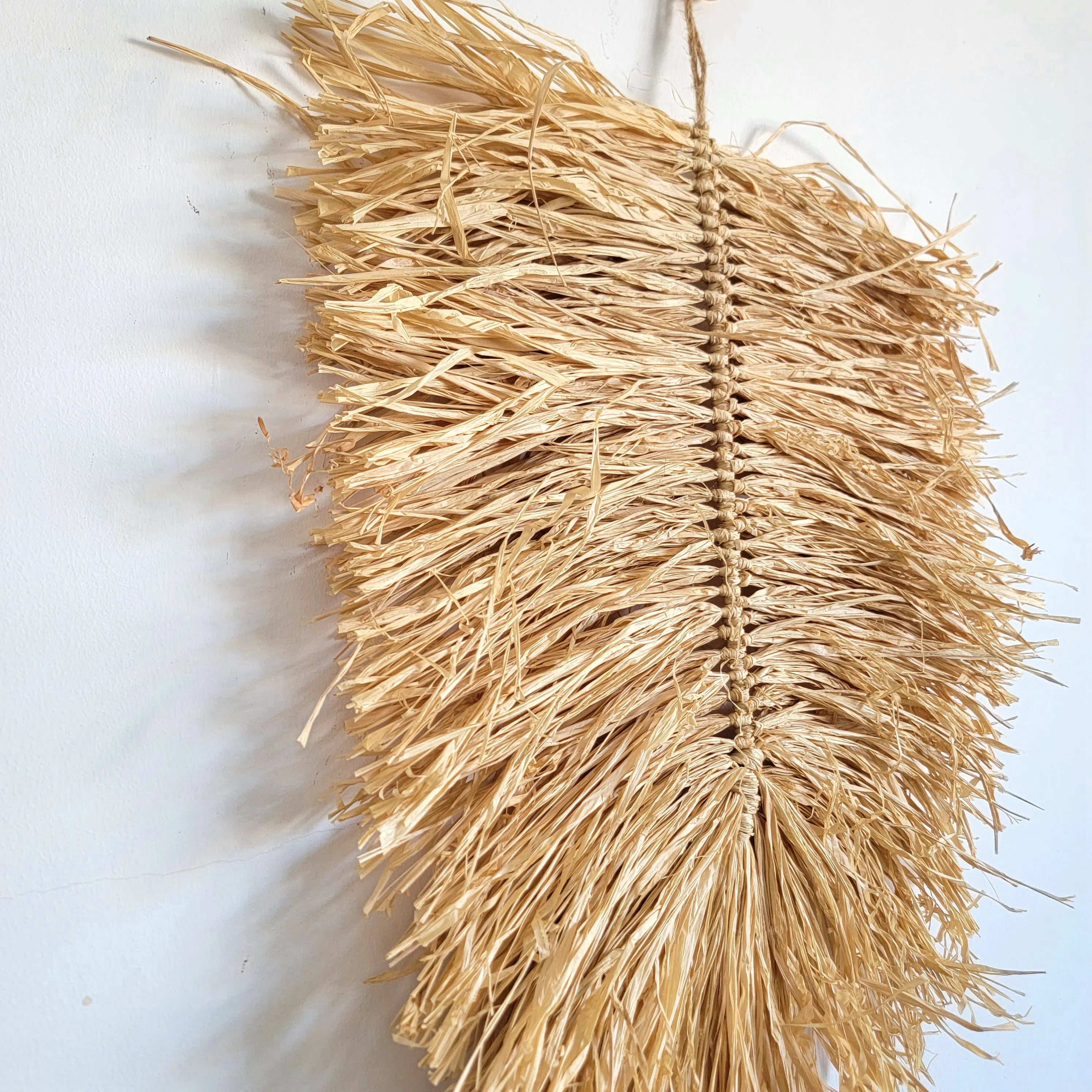 Décoration murale feuille en raphia naturelle – 42x53 cm