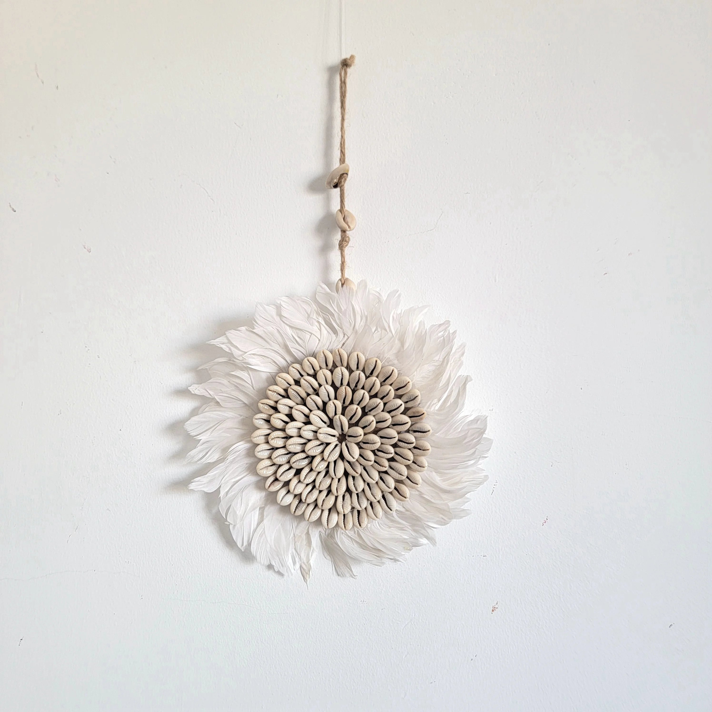 Décoration murale Juju Hat coquillages et plumes