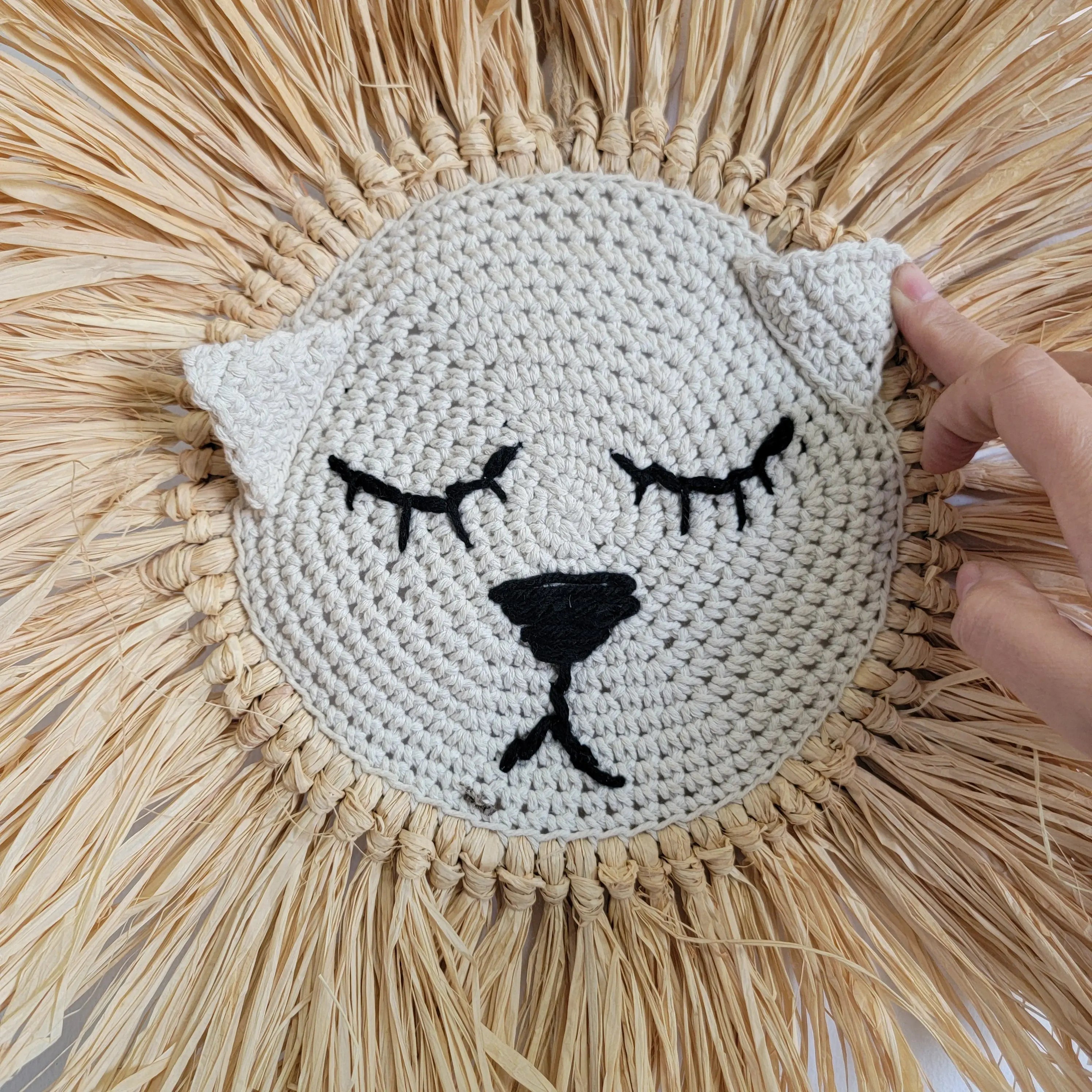 Décoration murale tête de lion raphia bohème