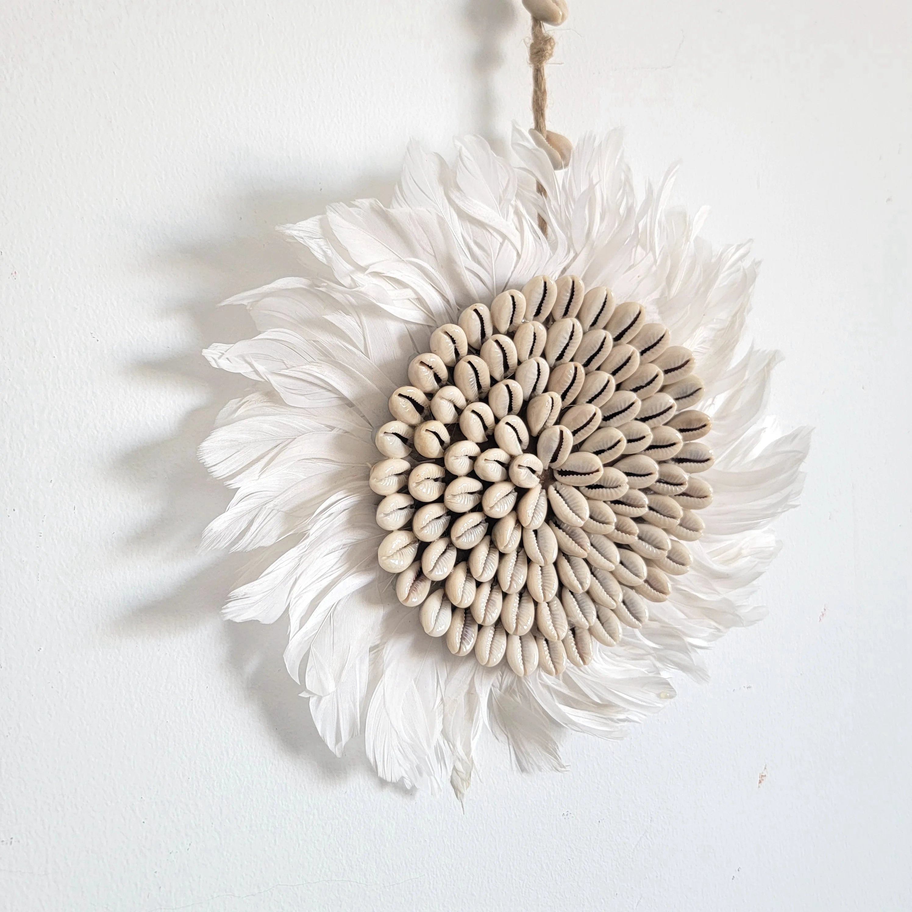 Décoration murale Juju Hat coquillages et plumes