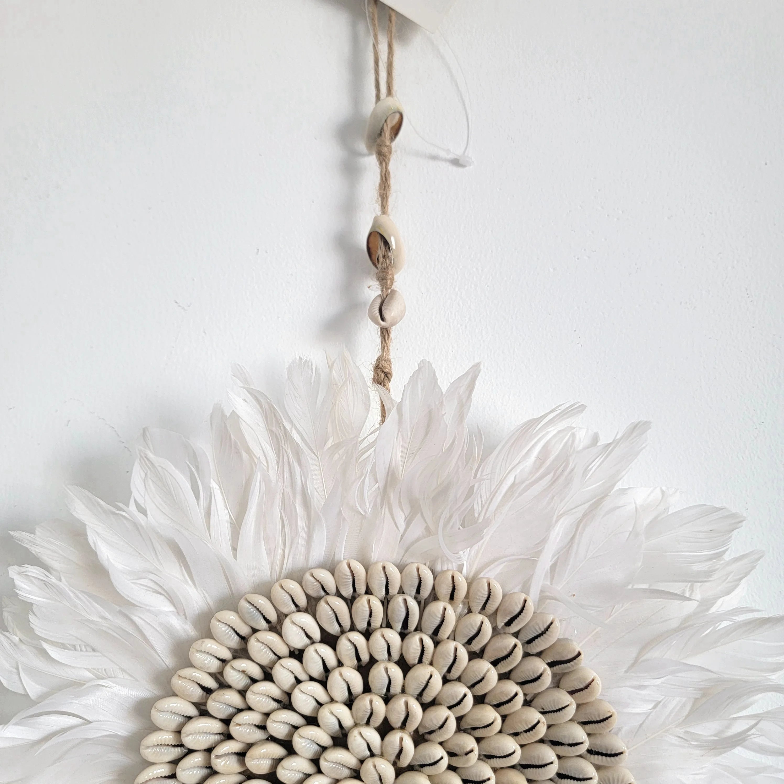 Décoration murale Juju Hat coquillages et plumes