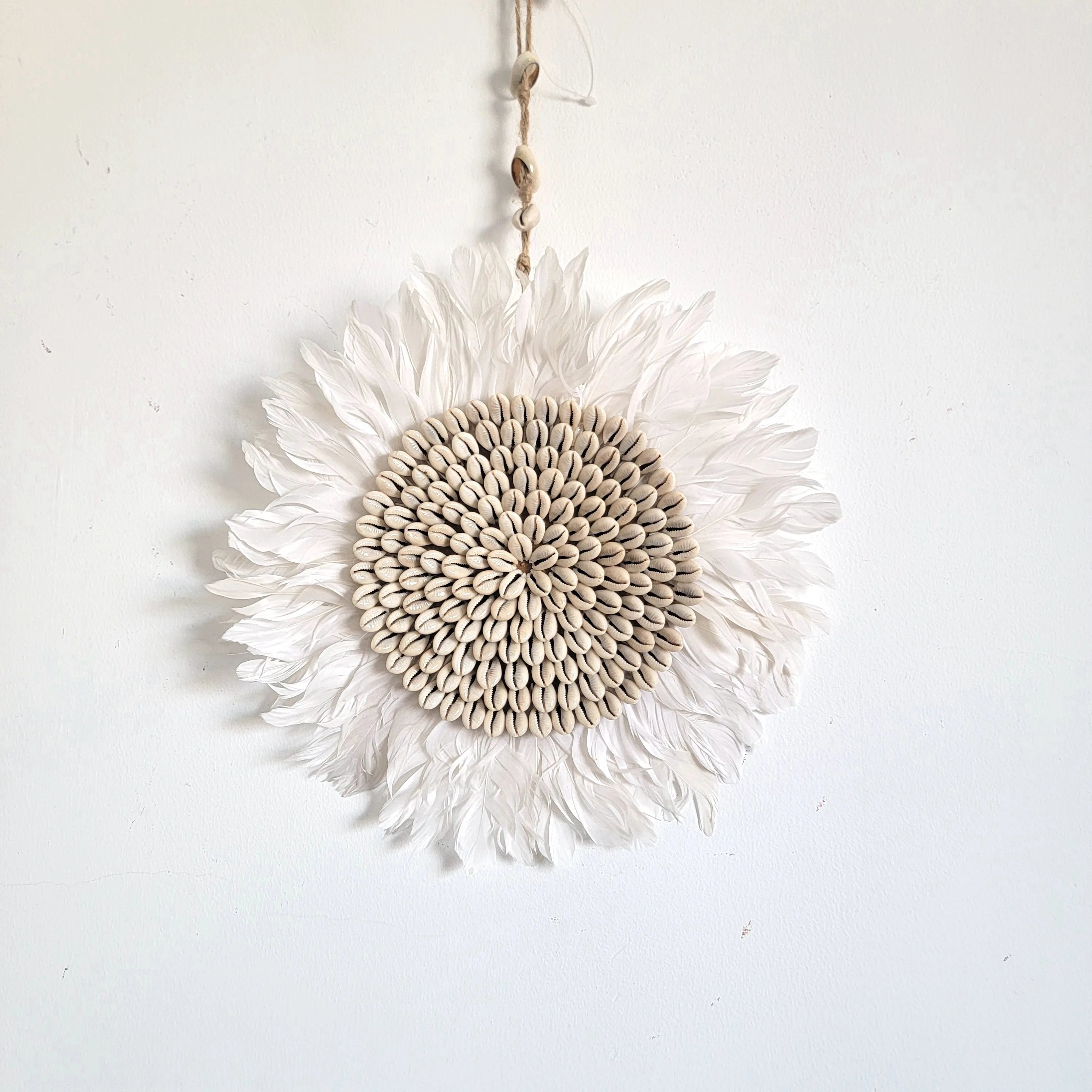 Décoration murale Juju Hat coquillages et plumes