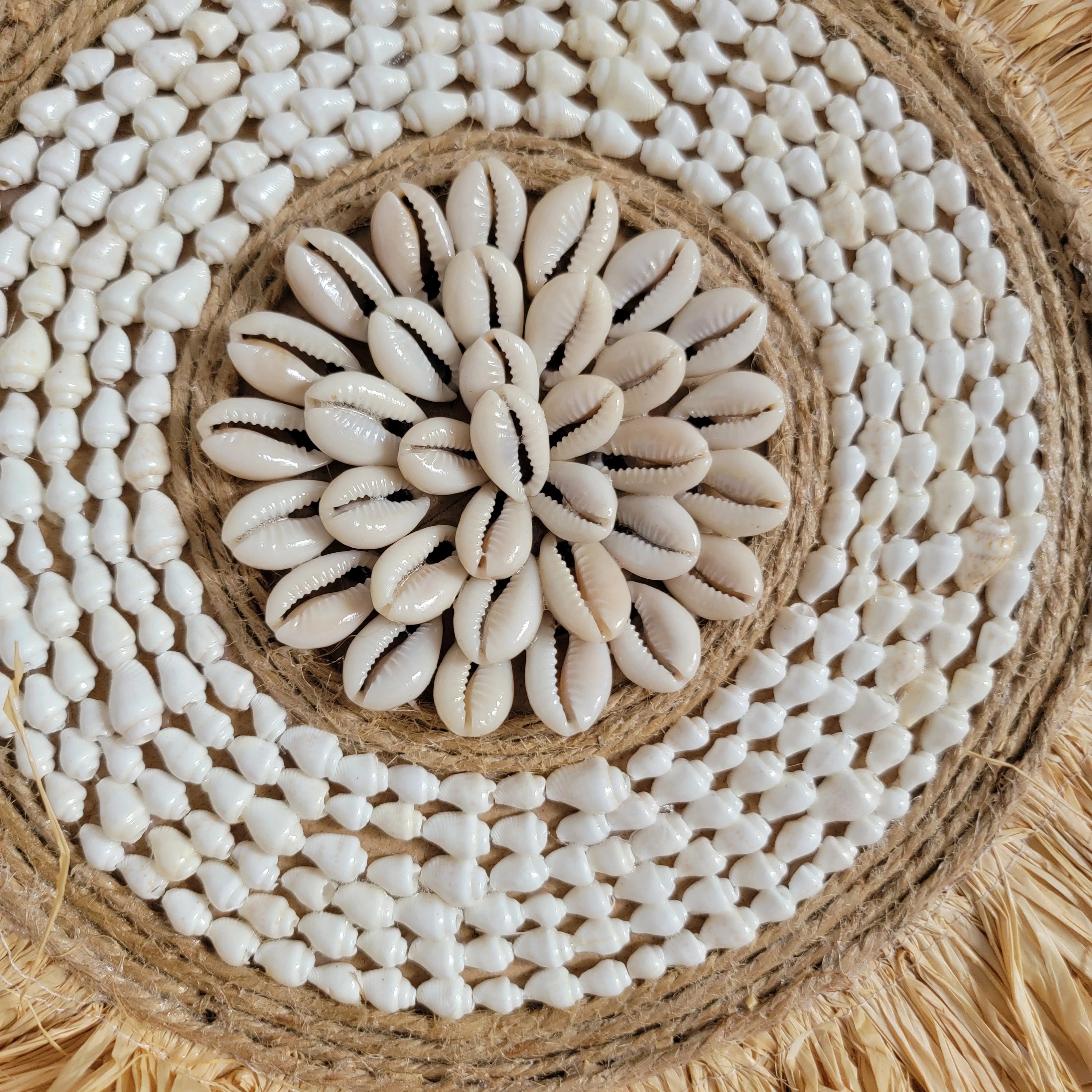 Décoration murale ronde en raphia et coquillages 40 cm