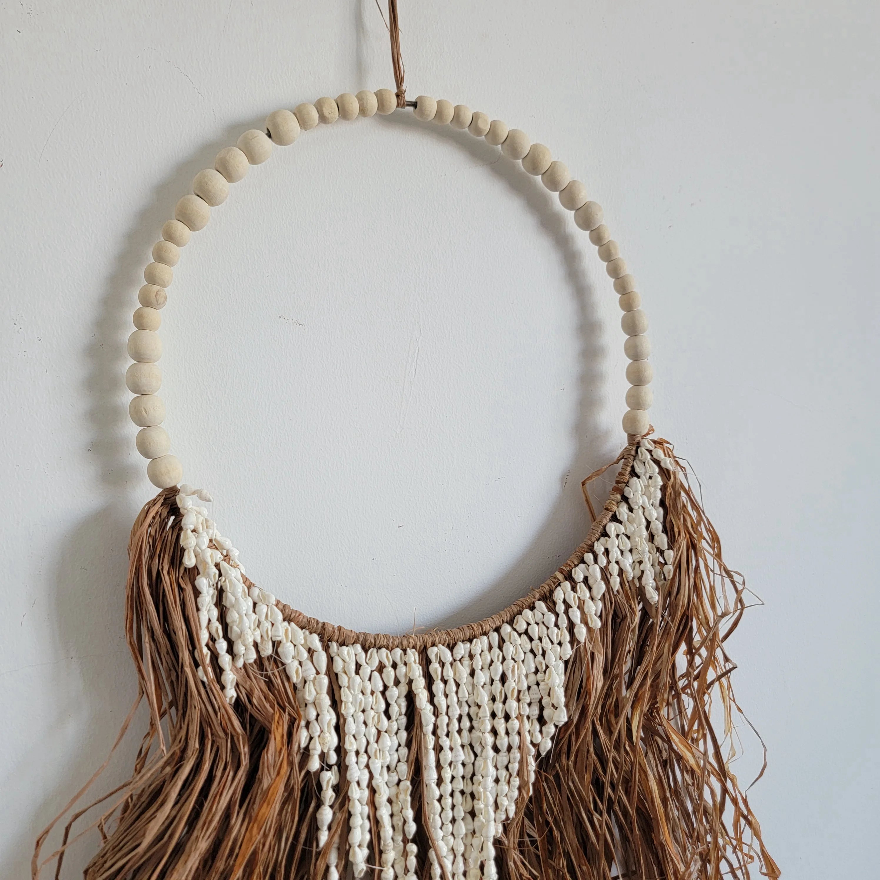 Suspension murale raphia perles et coquillages