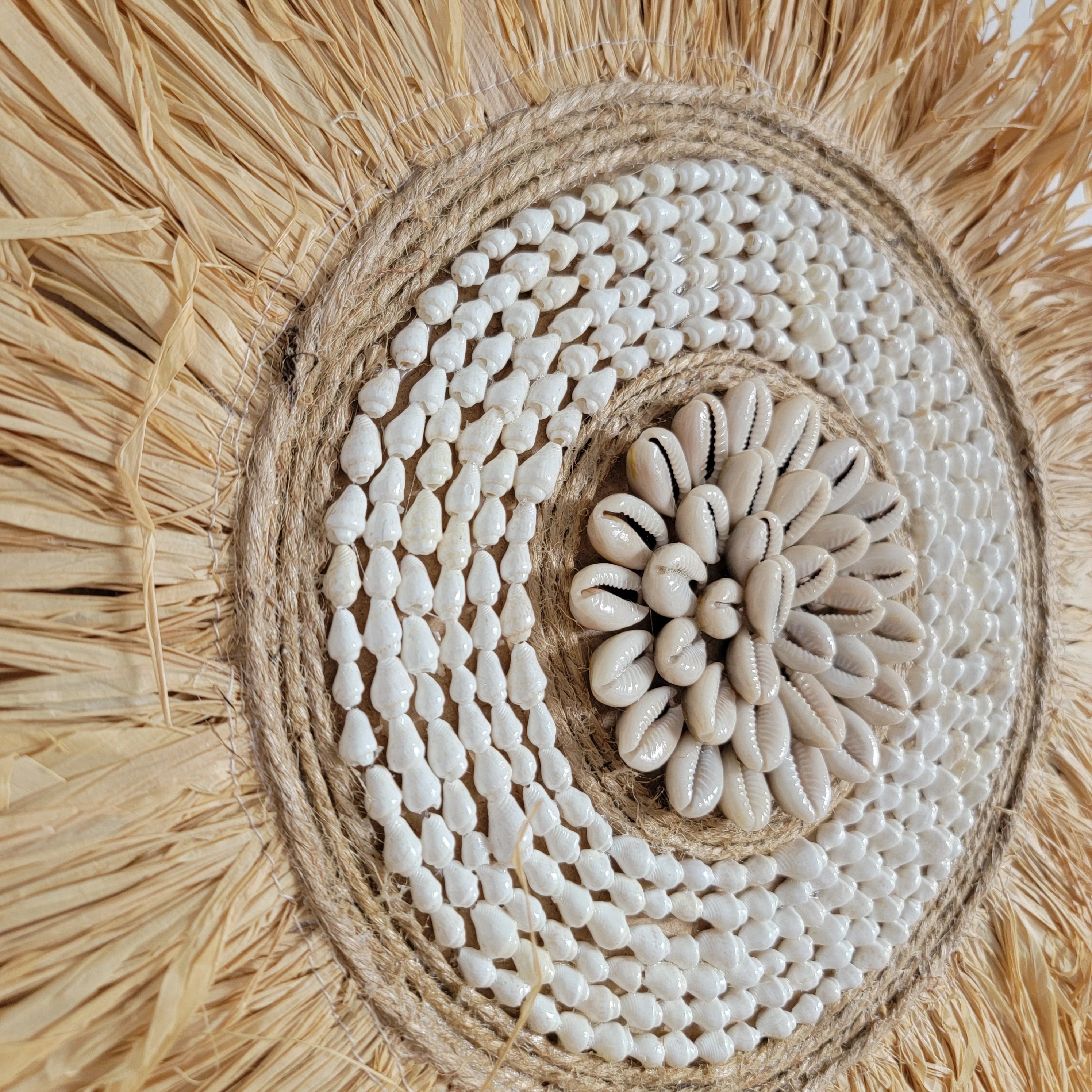 Décoration murale ronde en raphia et coquillages 40 cm