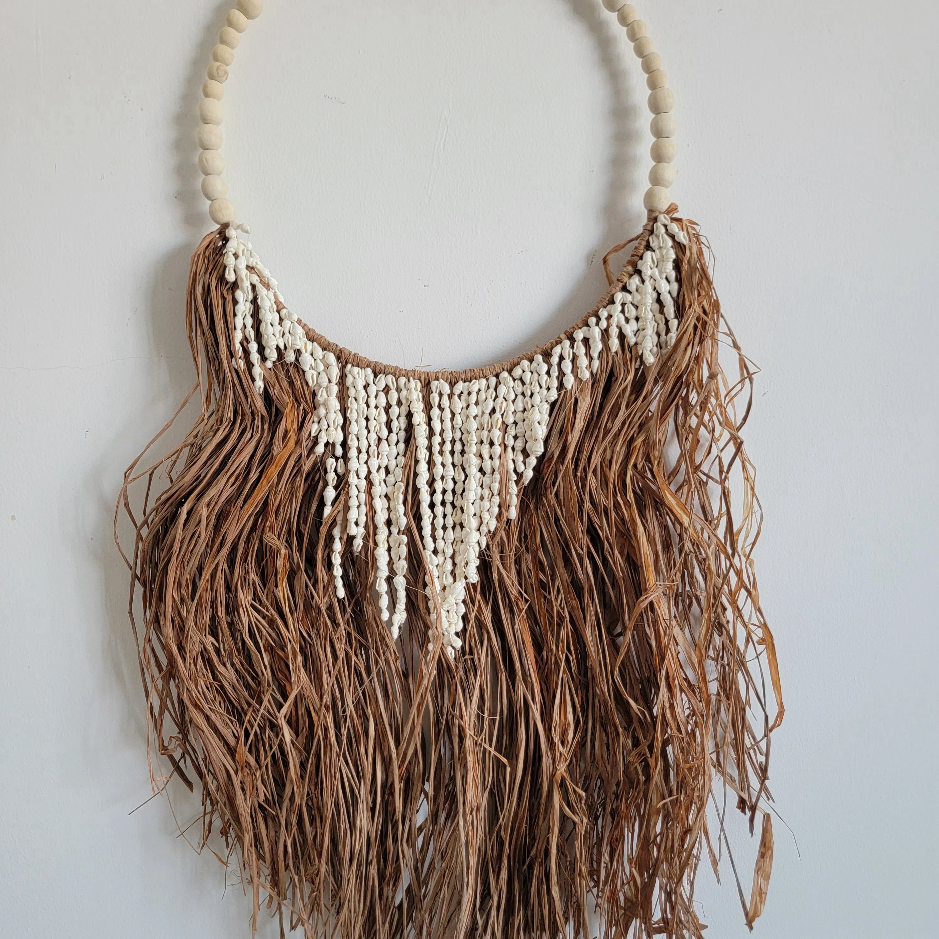 Suspension murale raphia perles et coquillages