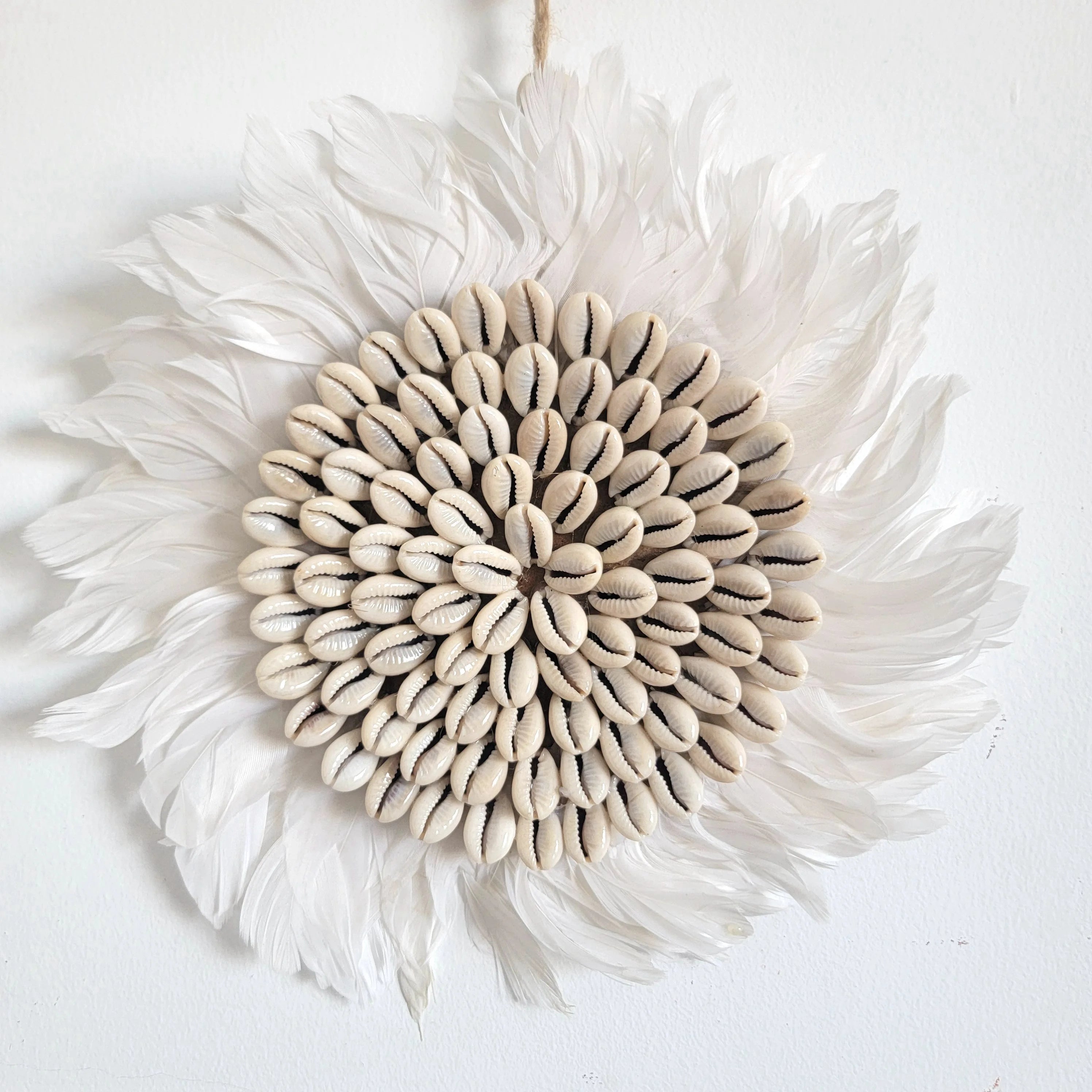 Décoration murale Juju Hat coquillages et plumes