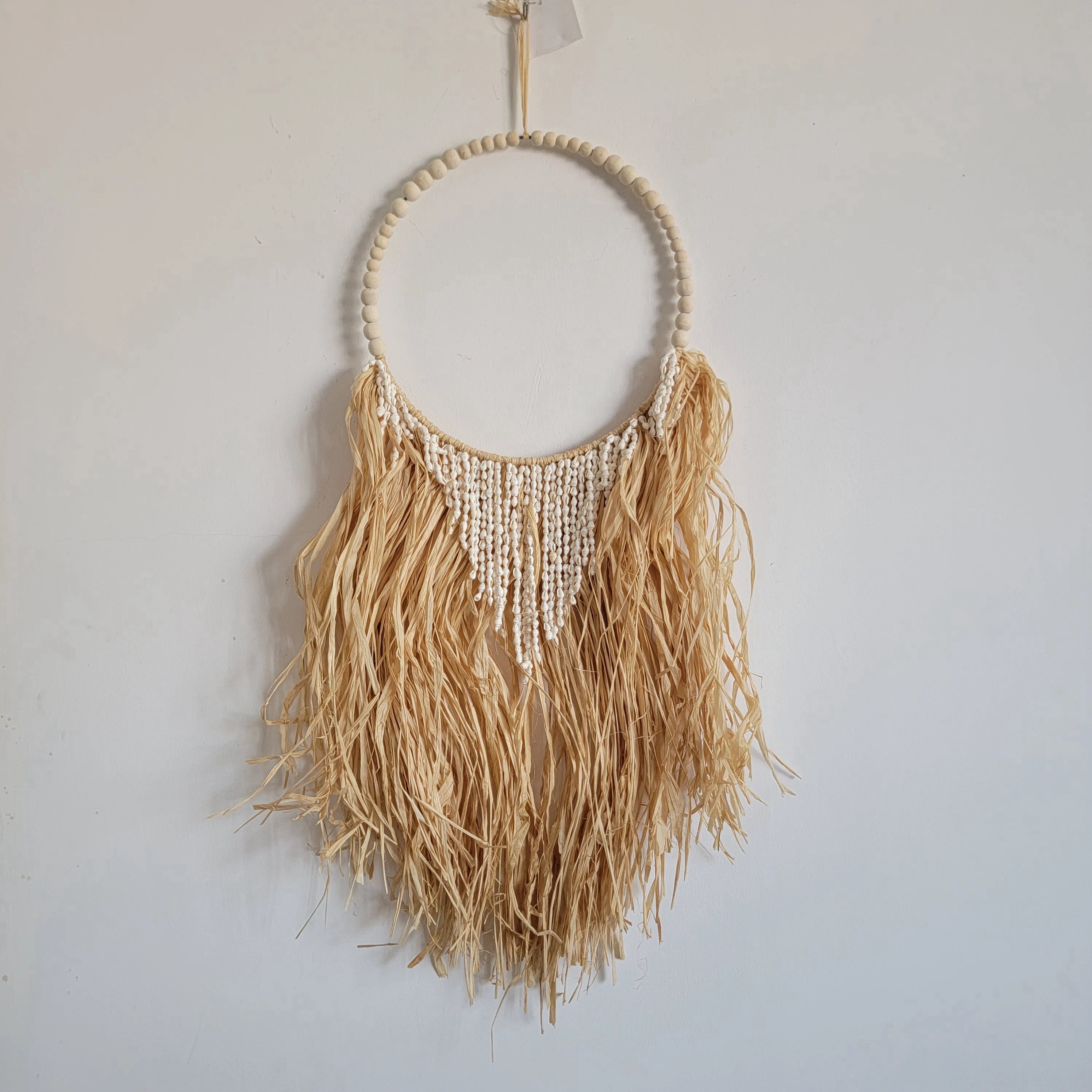 Suspension murale raphia perles et coquillages