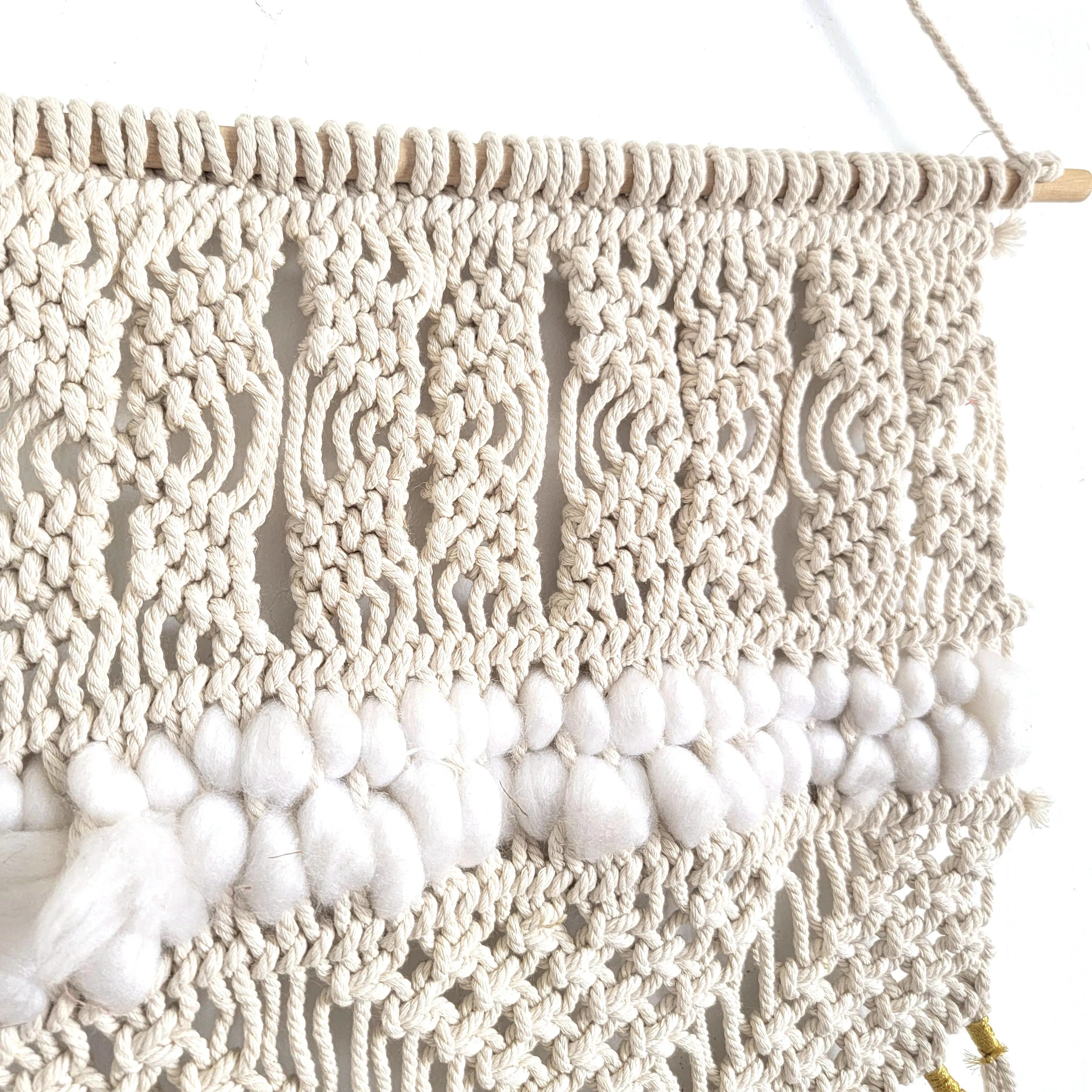 Suspension murale macramé avec coquillages et pampilles longues