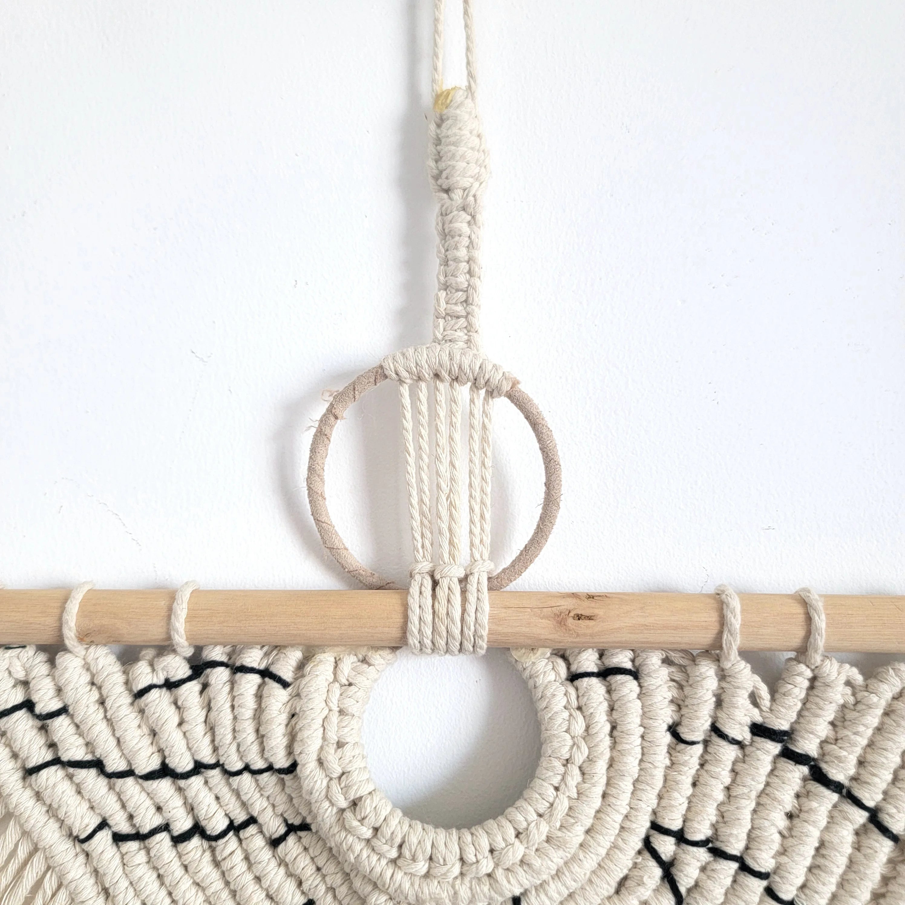 Suspension murale éventail en macramé écru tissé à la main
