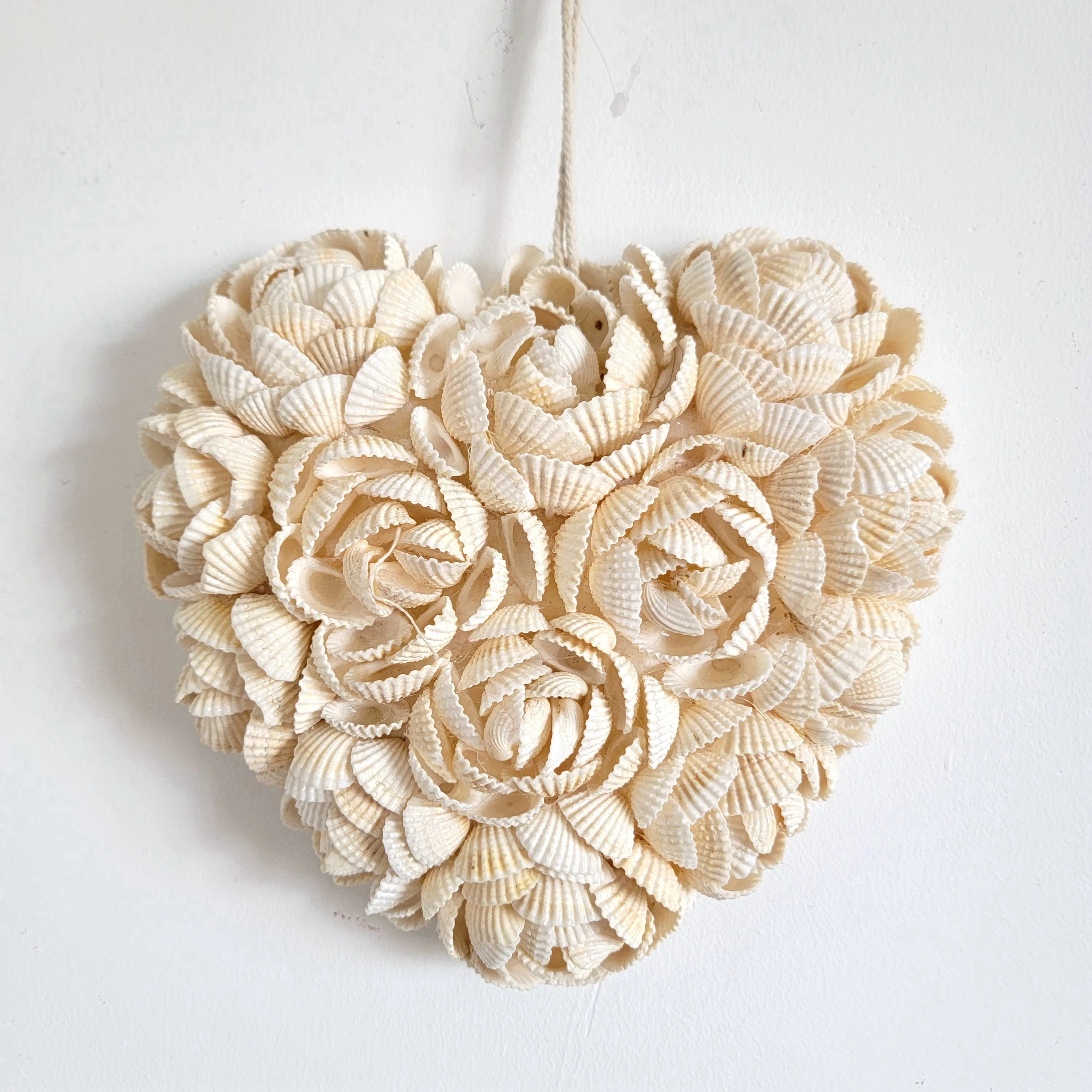 Décoration murale cœur en coquillages