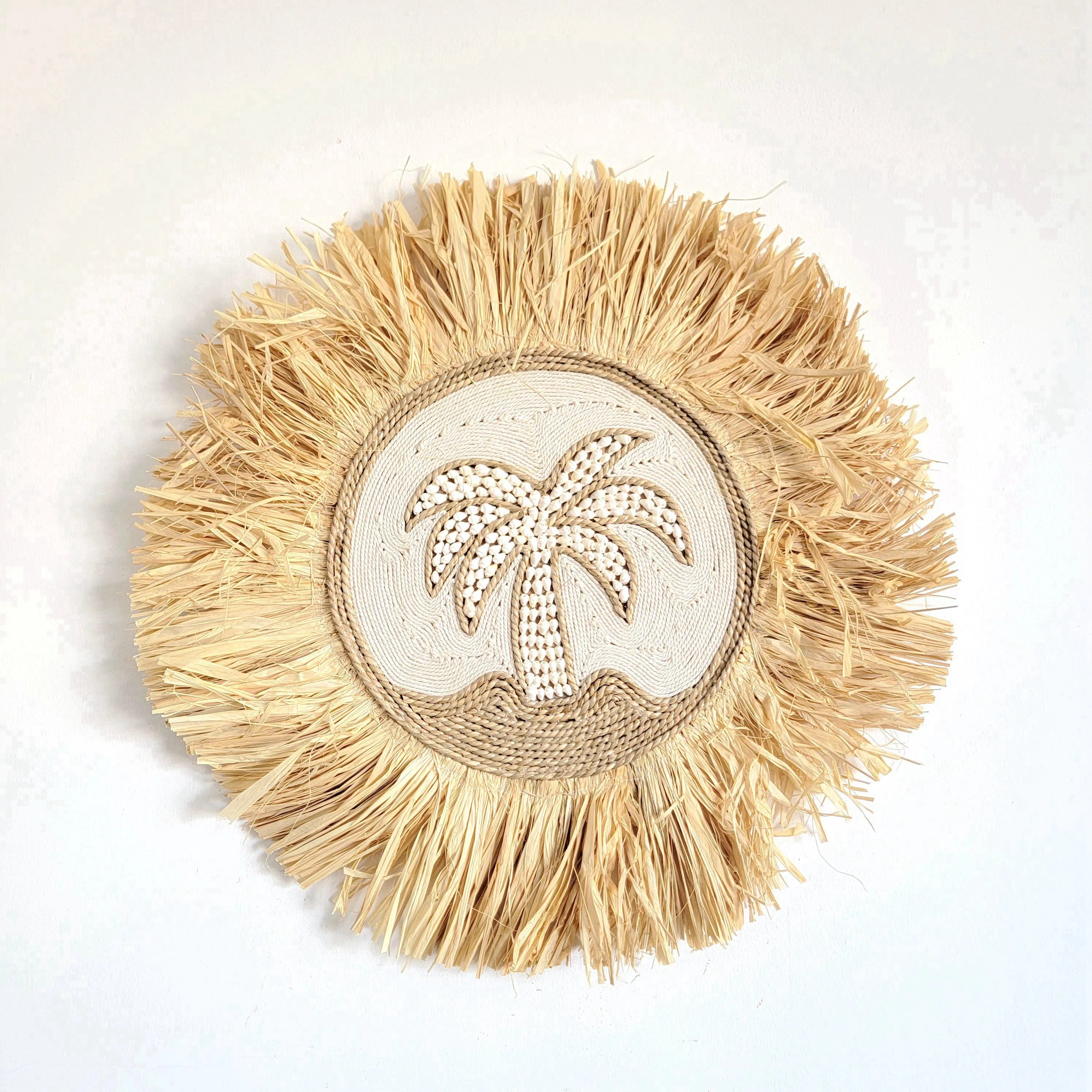 Décoration murale en raphia et coquillages – Motif palmier