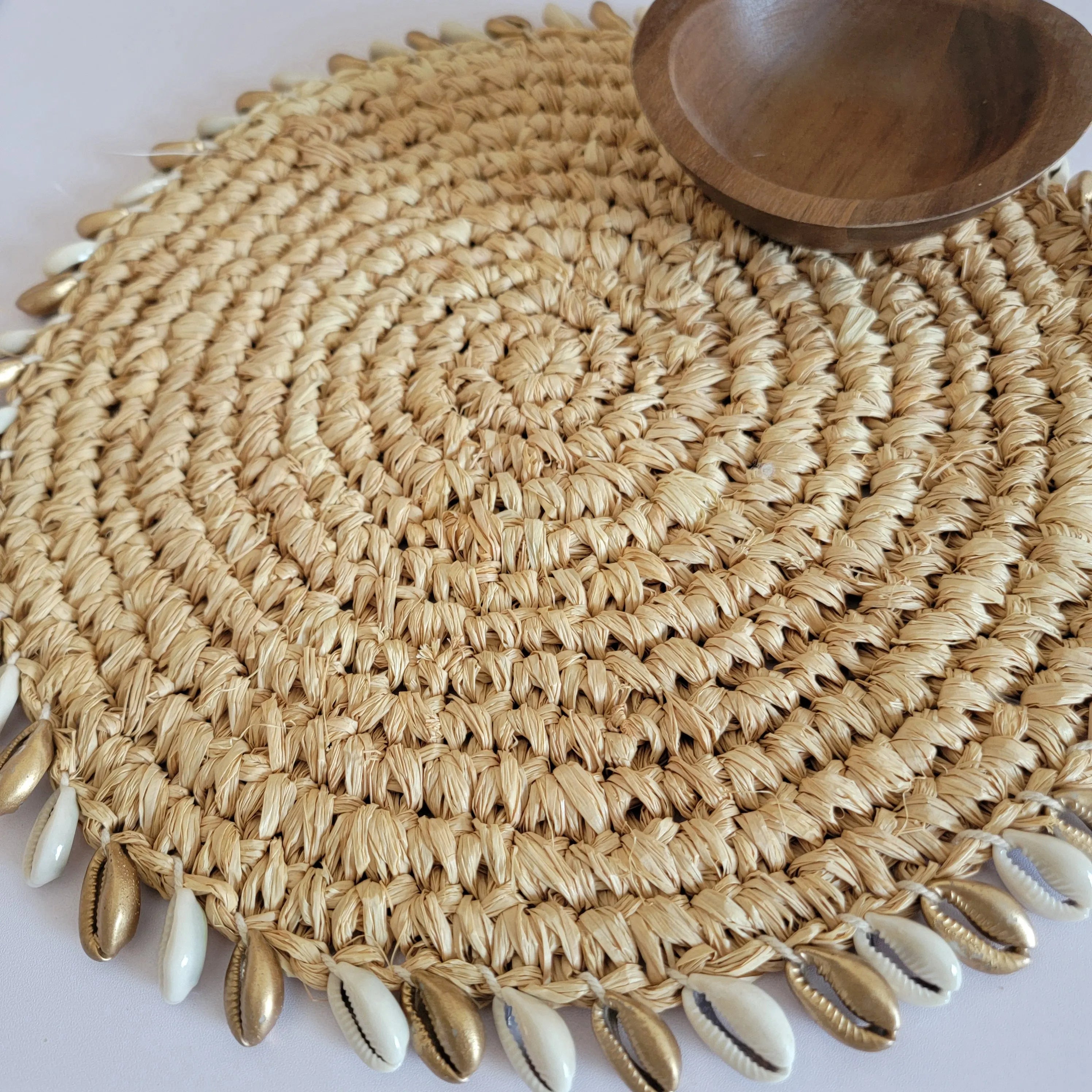 Set de table rond en raphia avec coquillages