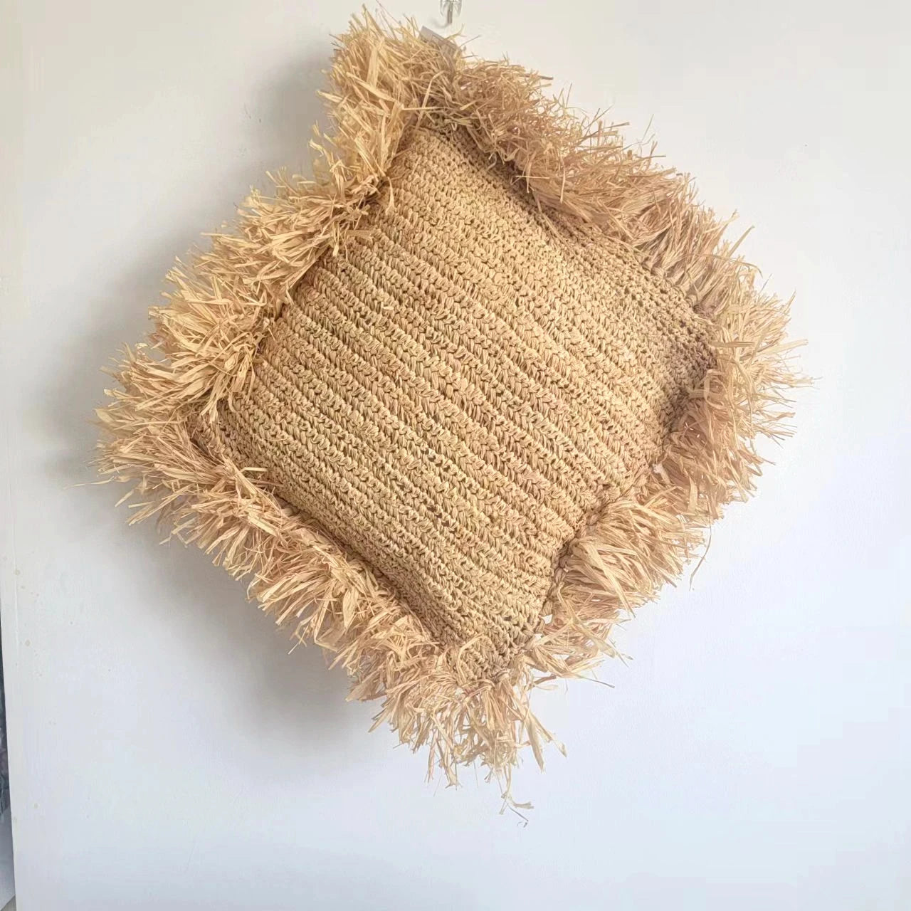 Coussin décoratif en raphia tressé avec franges