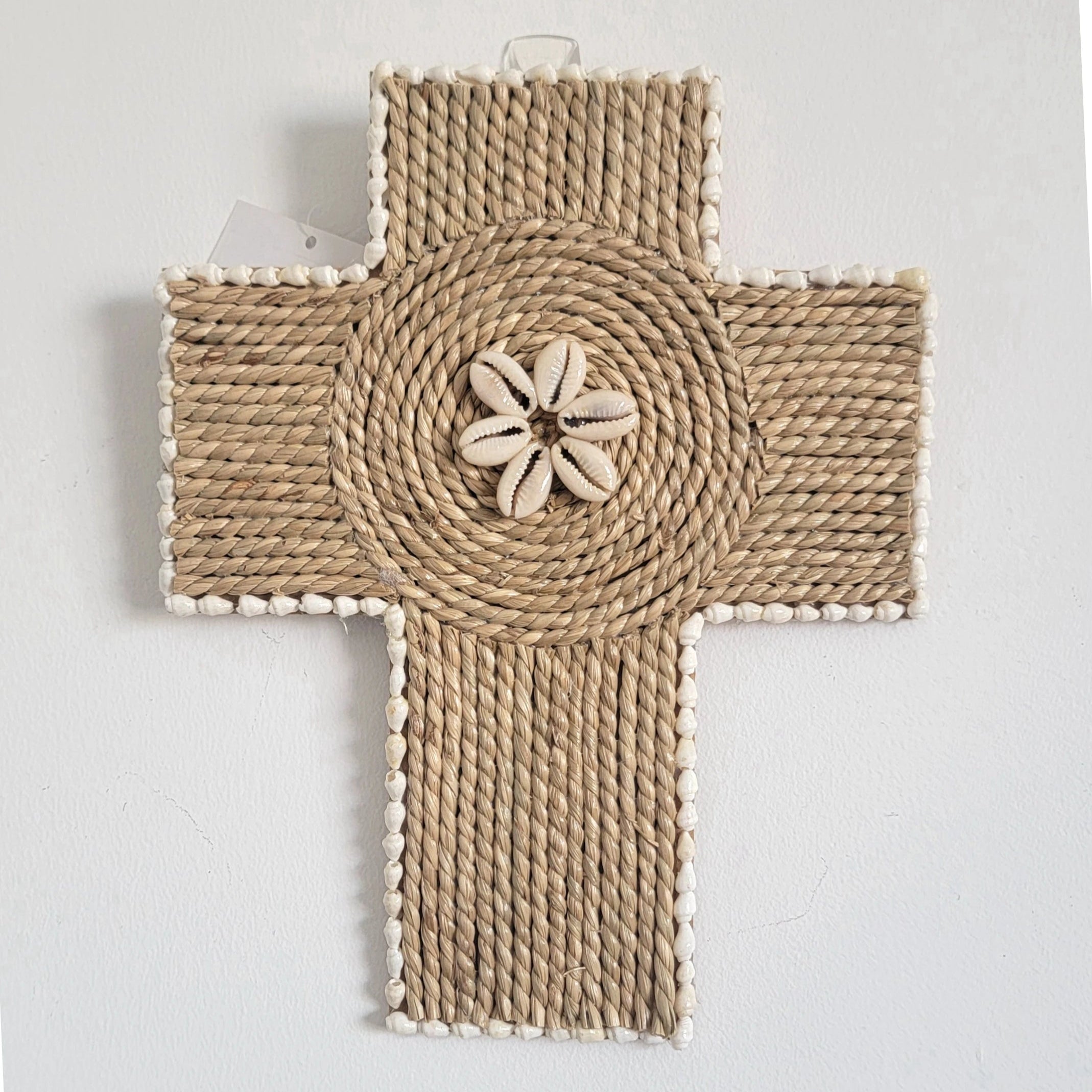 Croix murale bohème en corde naturelle et coquillages