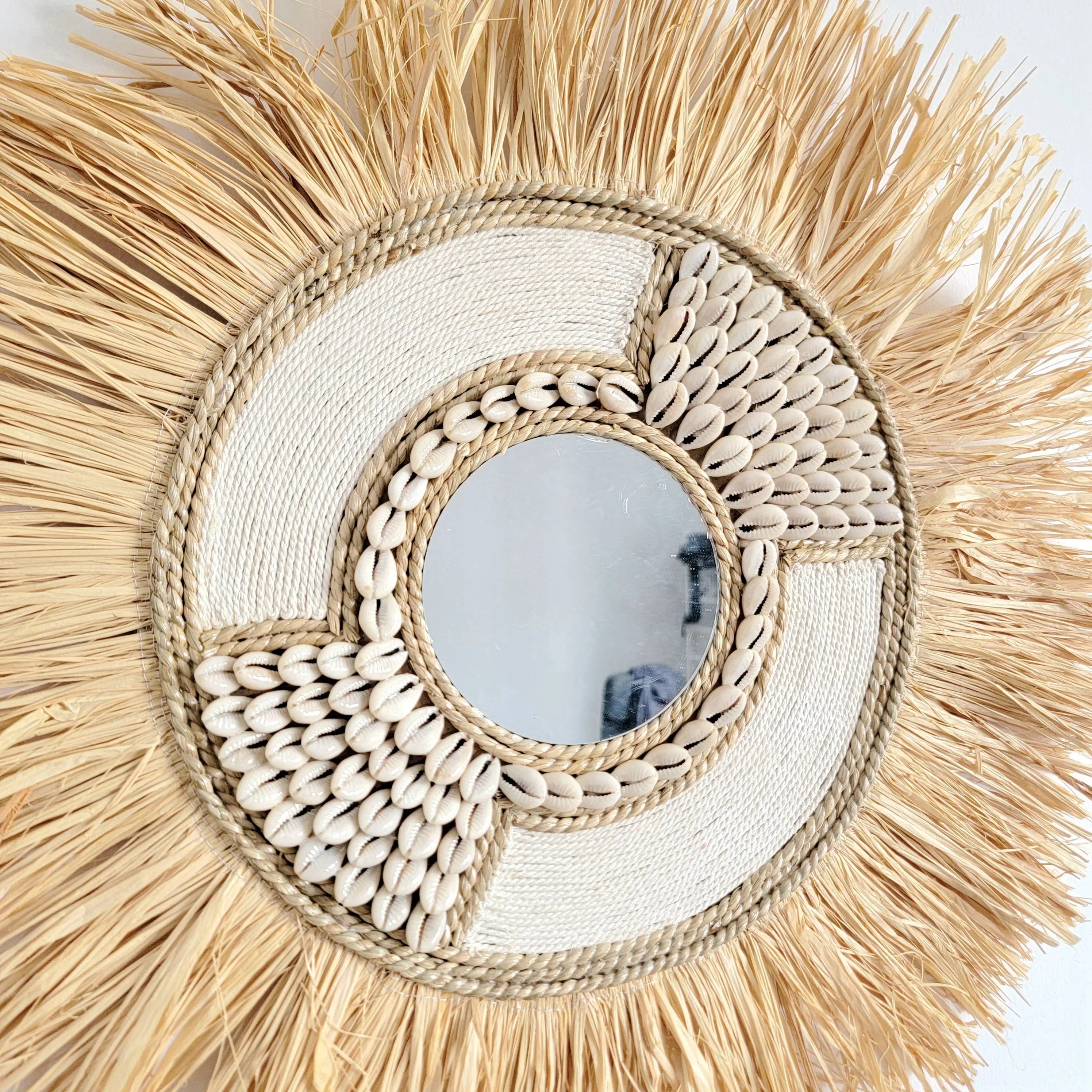 Miroir mural en raphia et coquillages 39 cm