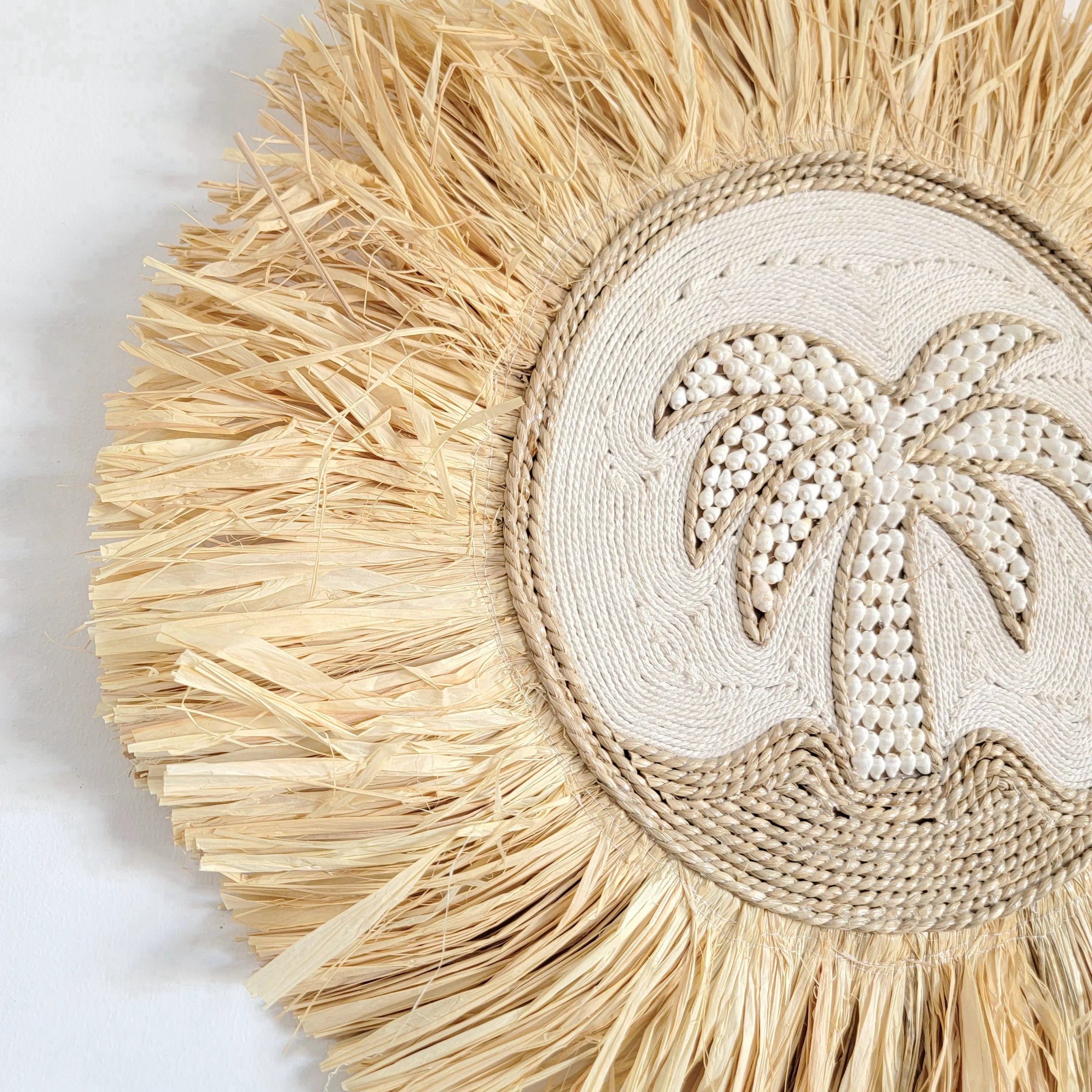 Décoration murale en raphia et coquillages – Motif palmier