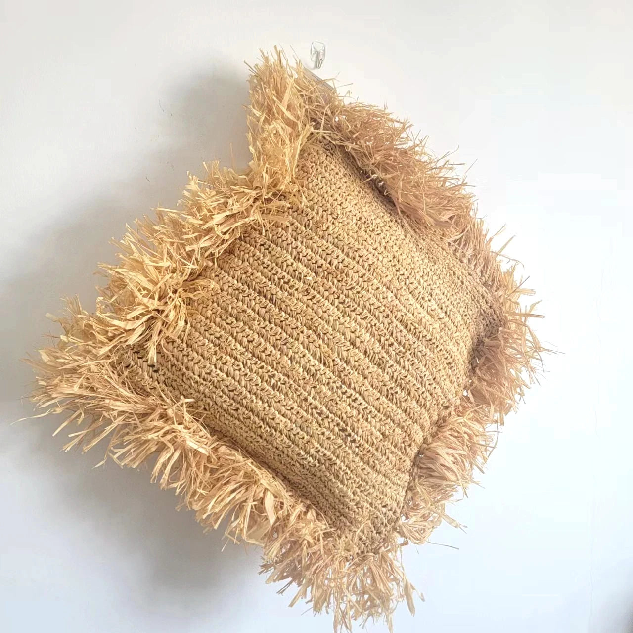 Coussin décoratif en raphia tressé avec franges