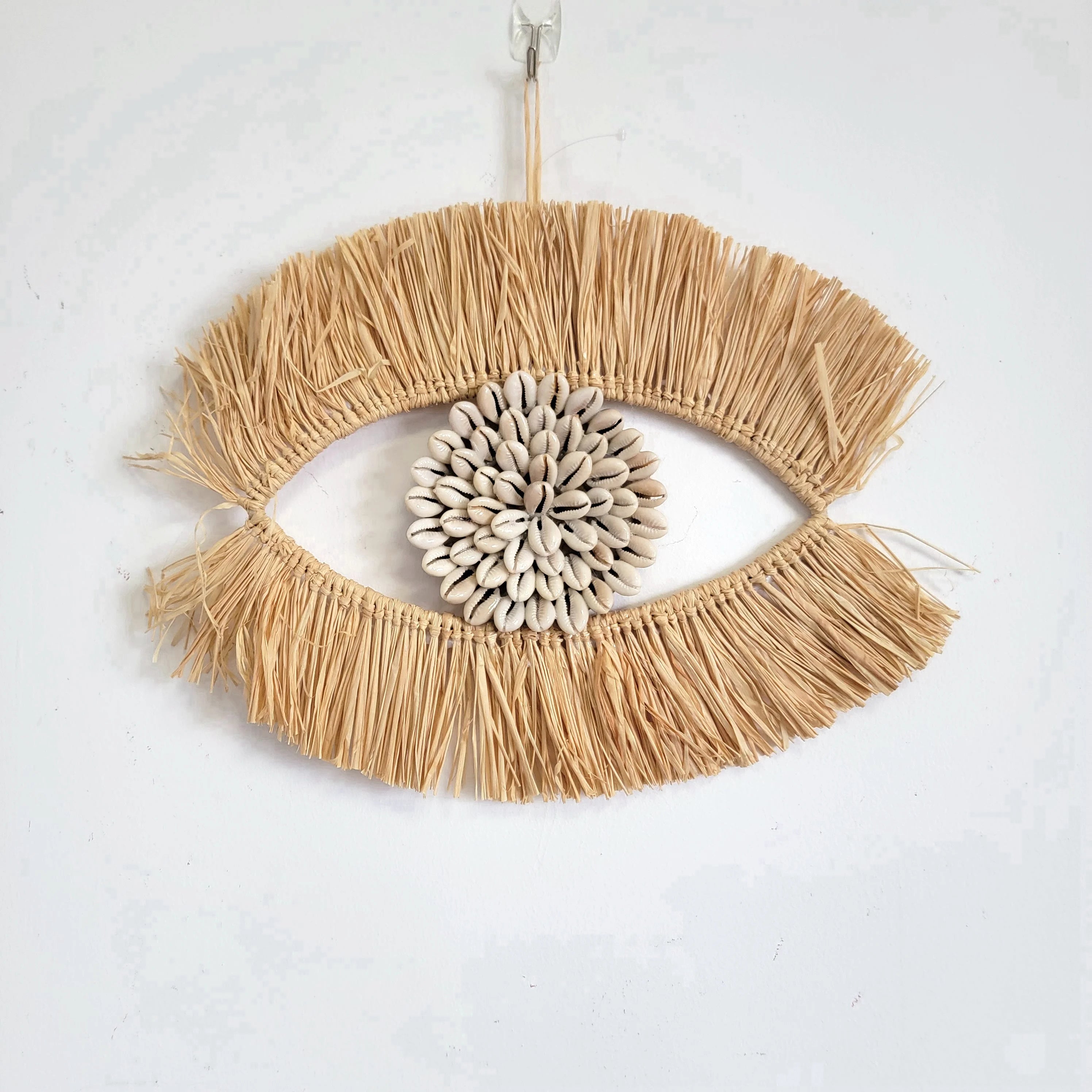 Décoration murale œil en raphia et coquillages naturels