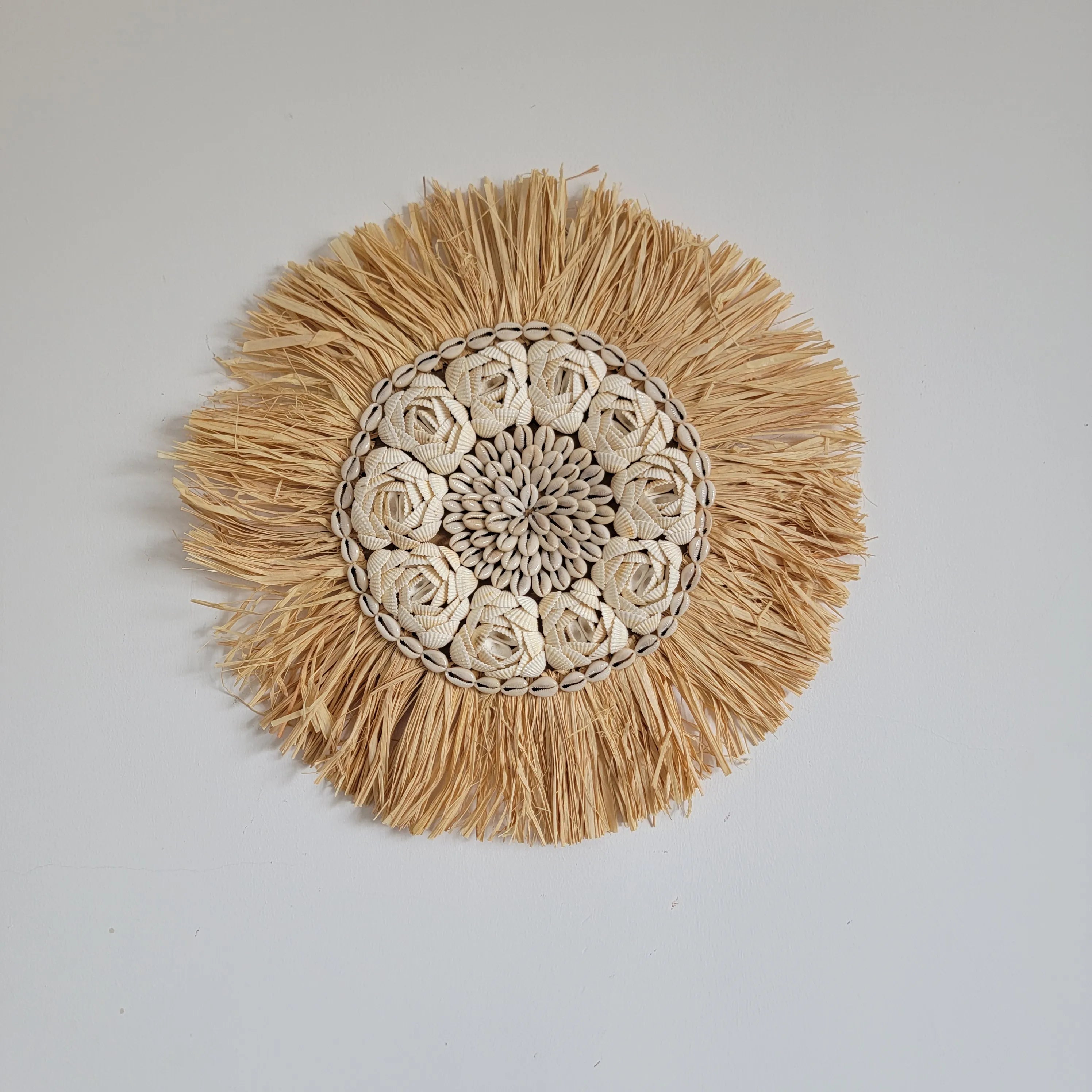 Miroir mural floral en raphia et coquillages