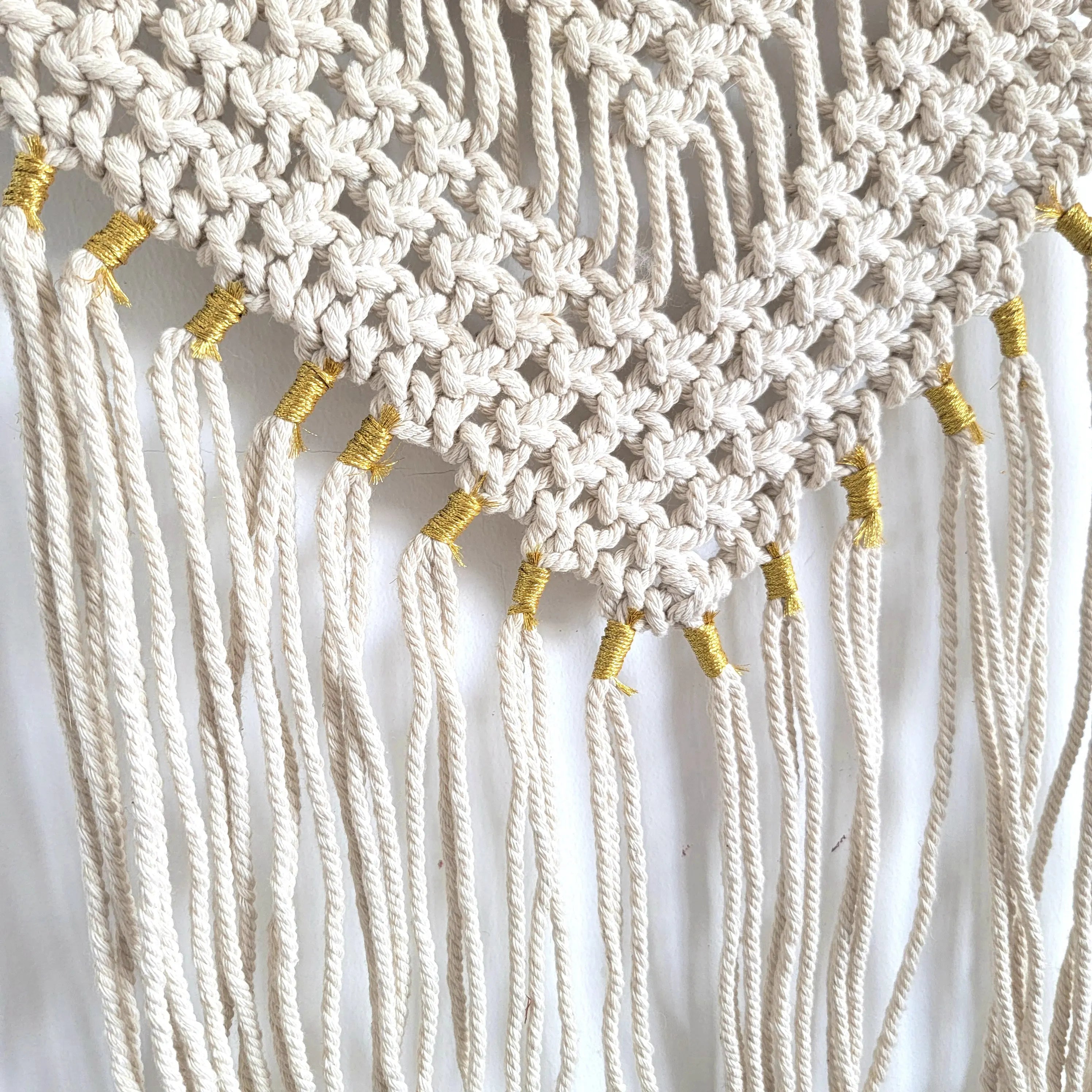 Suspension murale macramé avec coquillages et pampilles longues