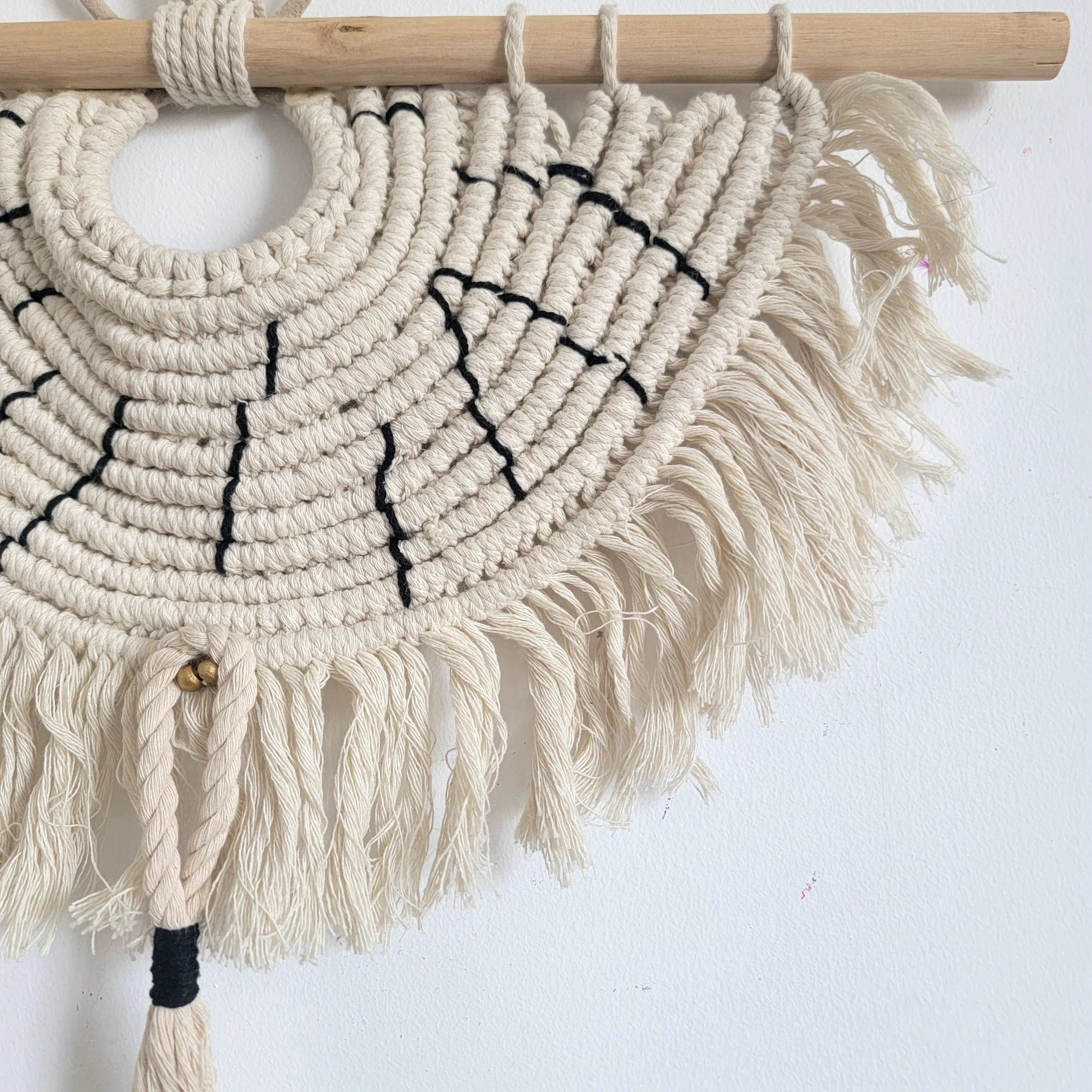 Suspension murale éventail en macramé écru tissé à la main