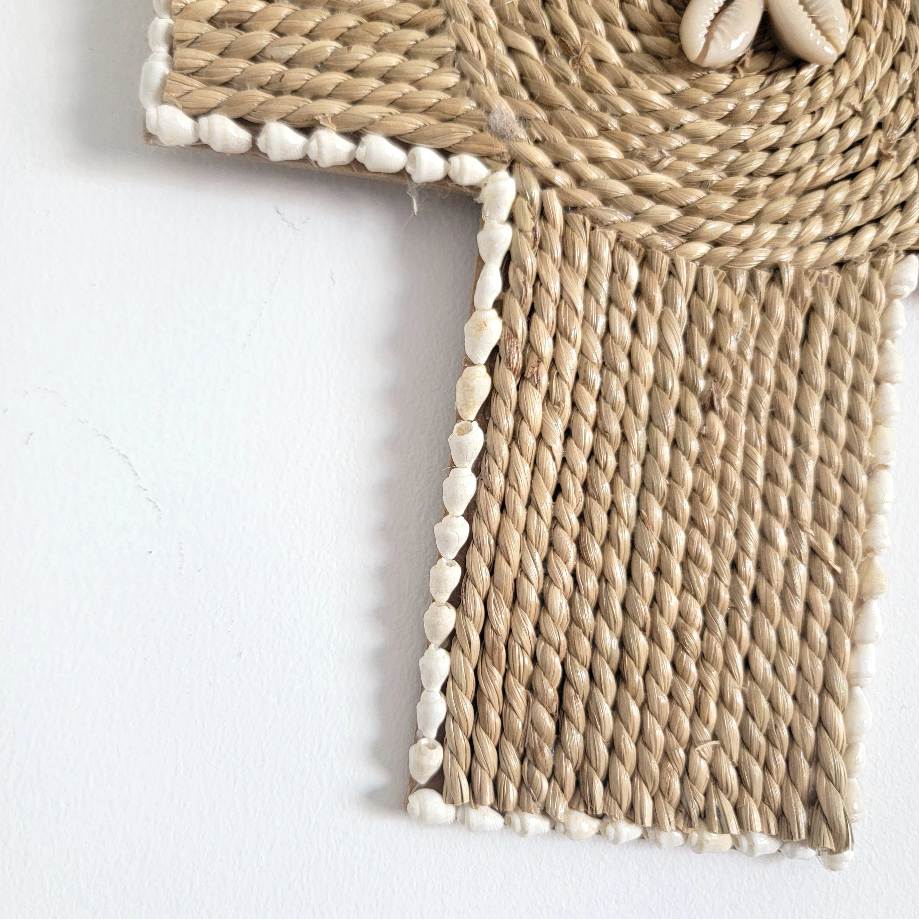 Croix murale bohème en corde naturelle et coquillages