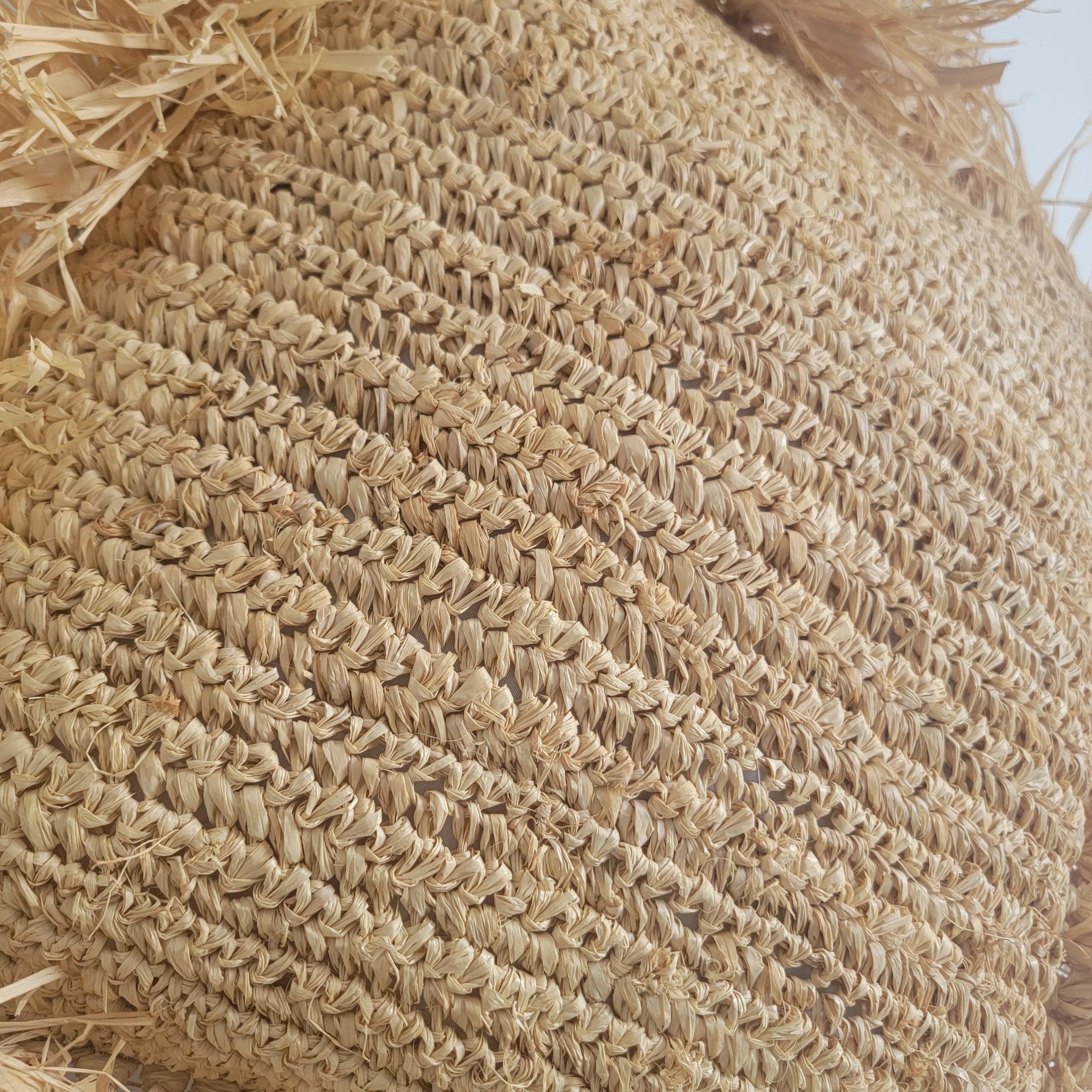 Coussin décoratif en raphia tressé avec franges