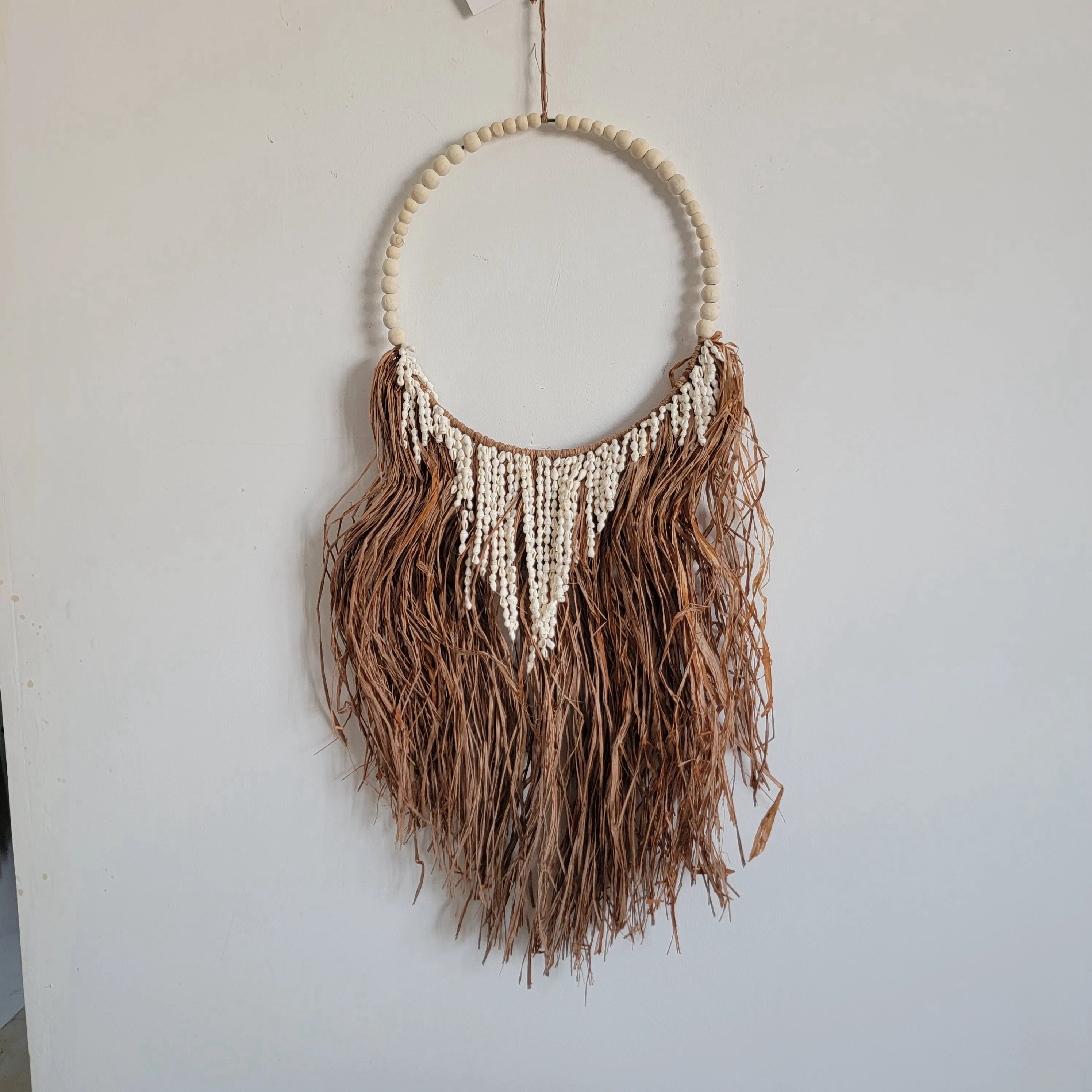 Suspension murale raphia perles et coquillages