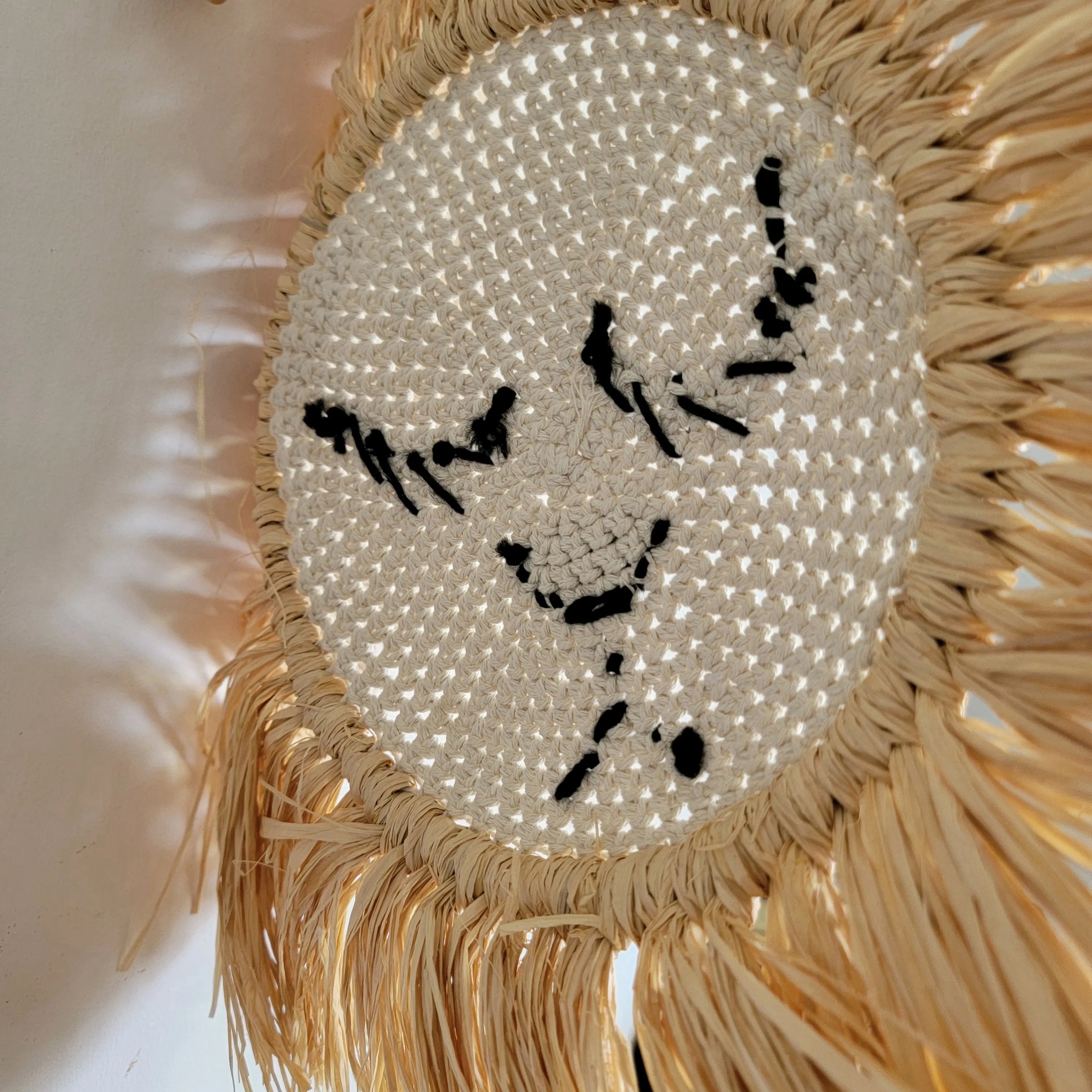 Décoration murale tête de lion raphia bohème