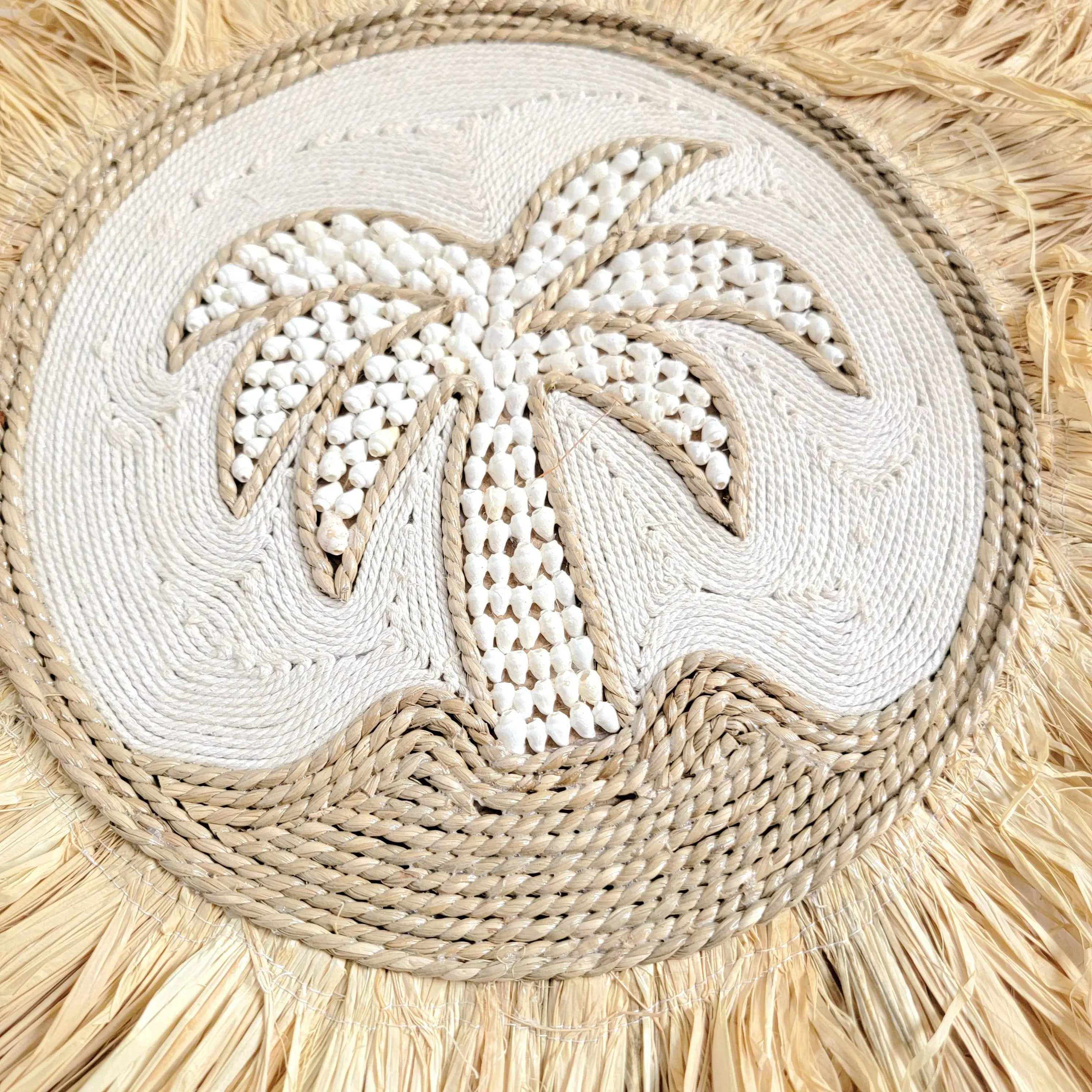 Décoration murale en raphia et coquillages – Motif palmier