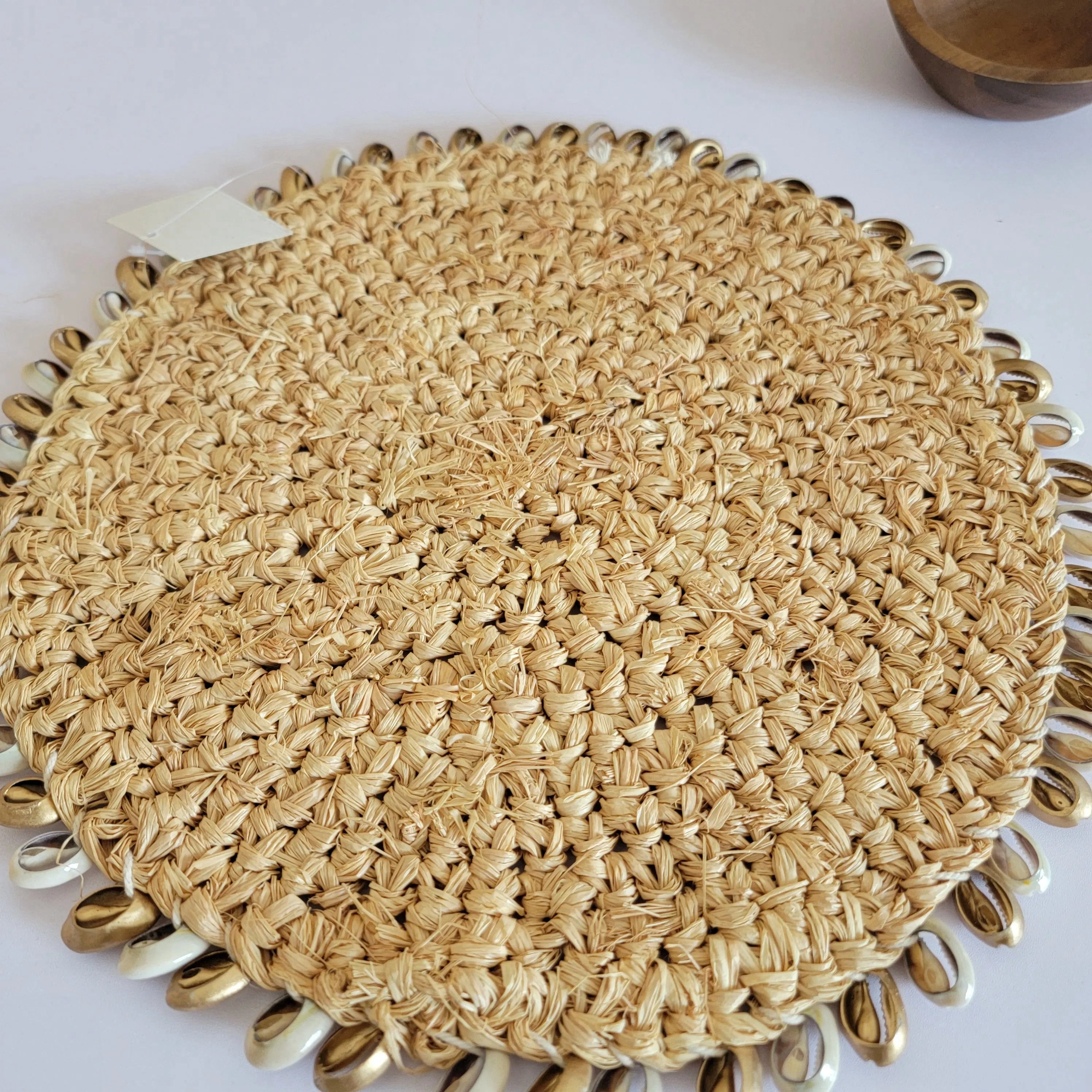 Set de table rond en raphia avec coquillages