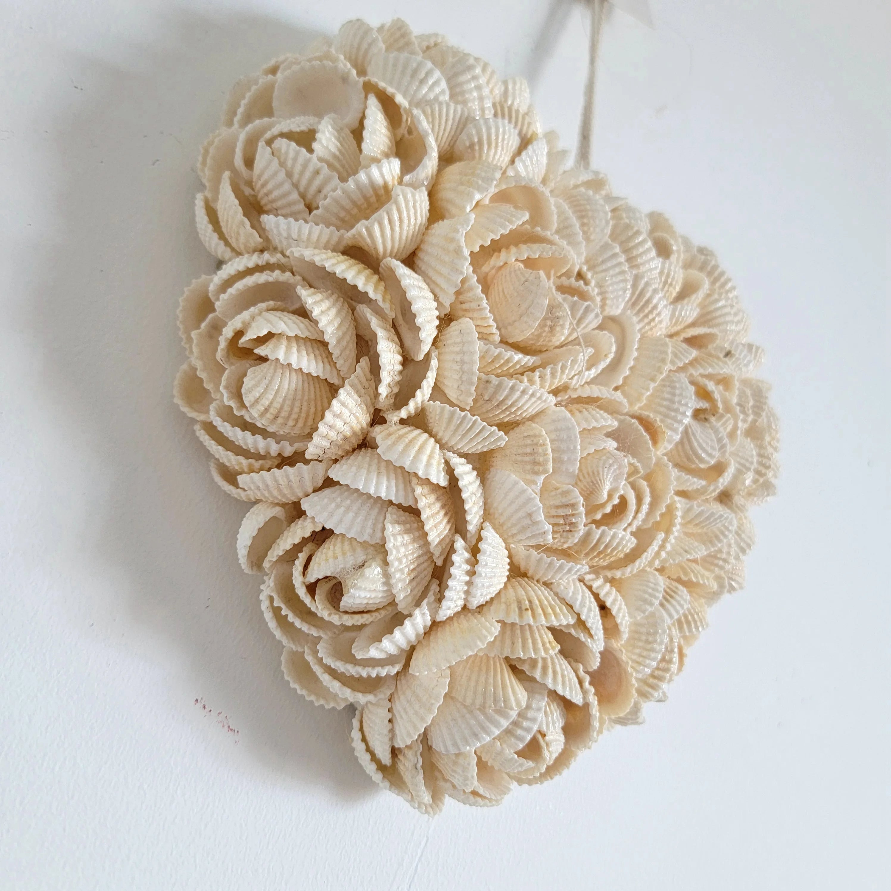 Décoration murale cœur en coquillages