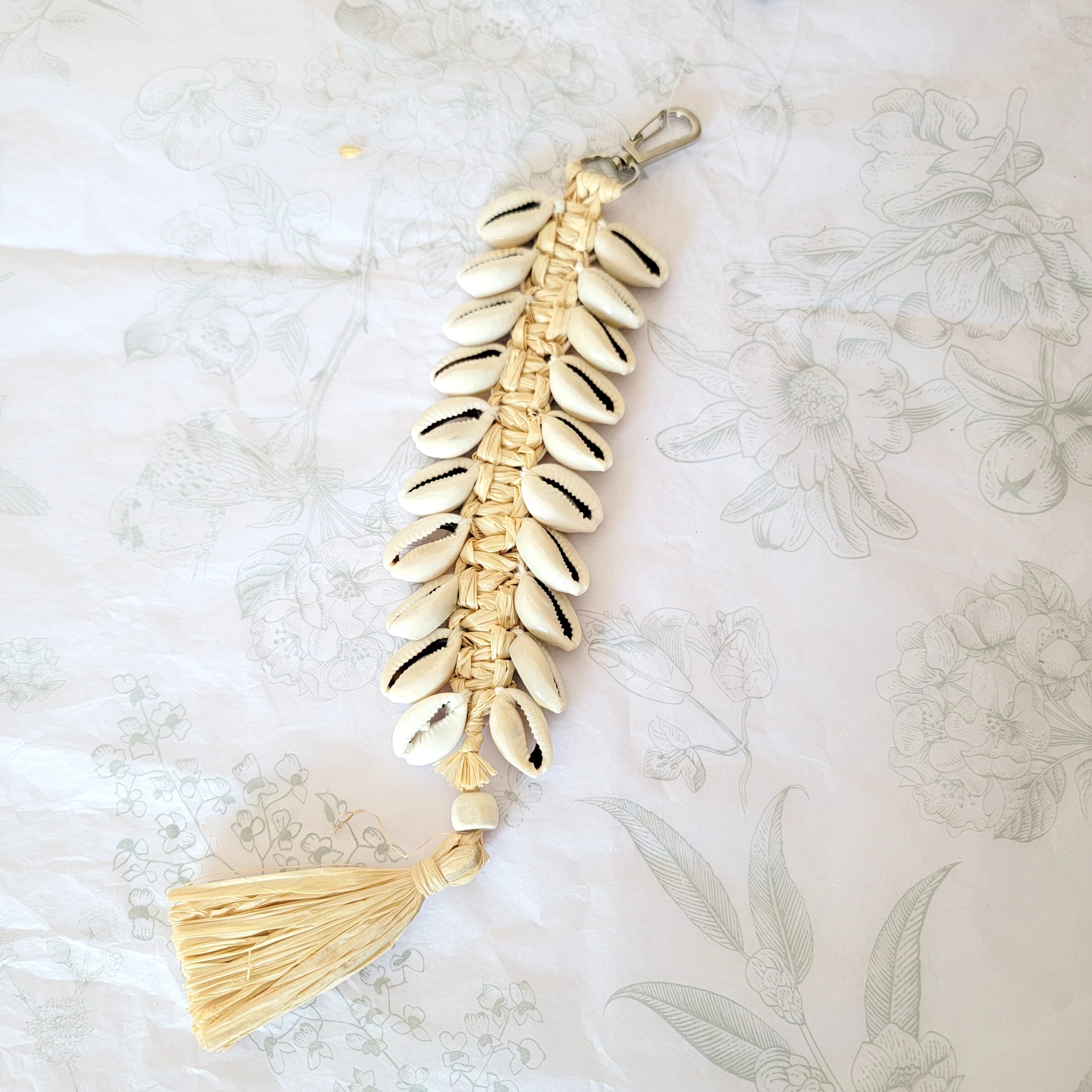 Porte-clés bohème en raphia et coquillages