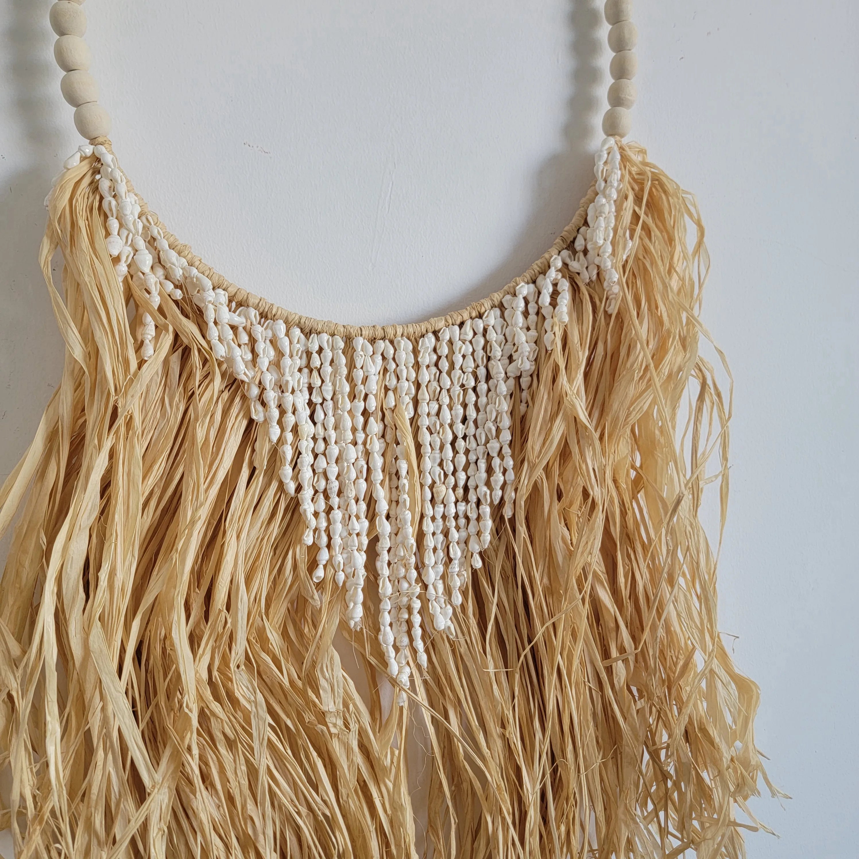 Suspension murale raphia perles et coquillages