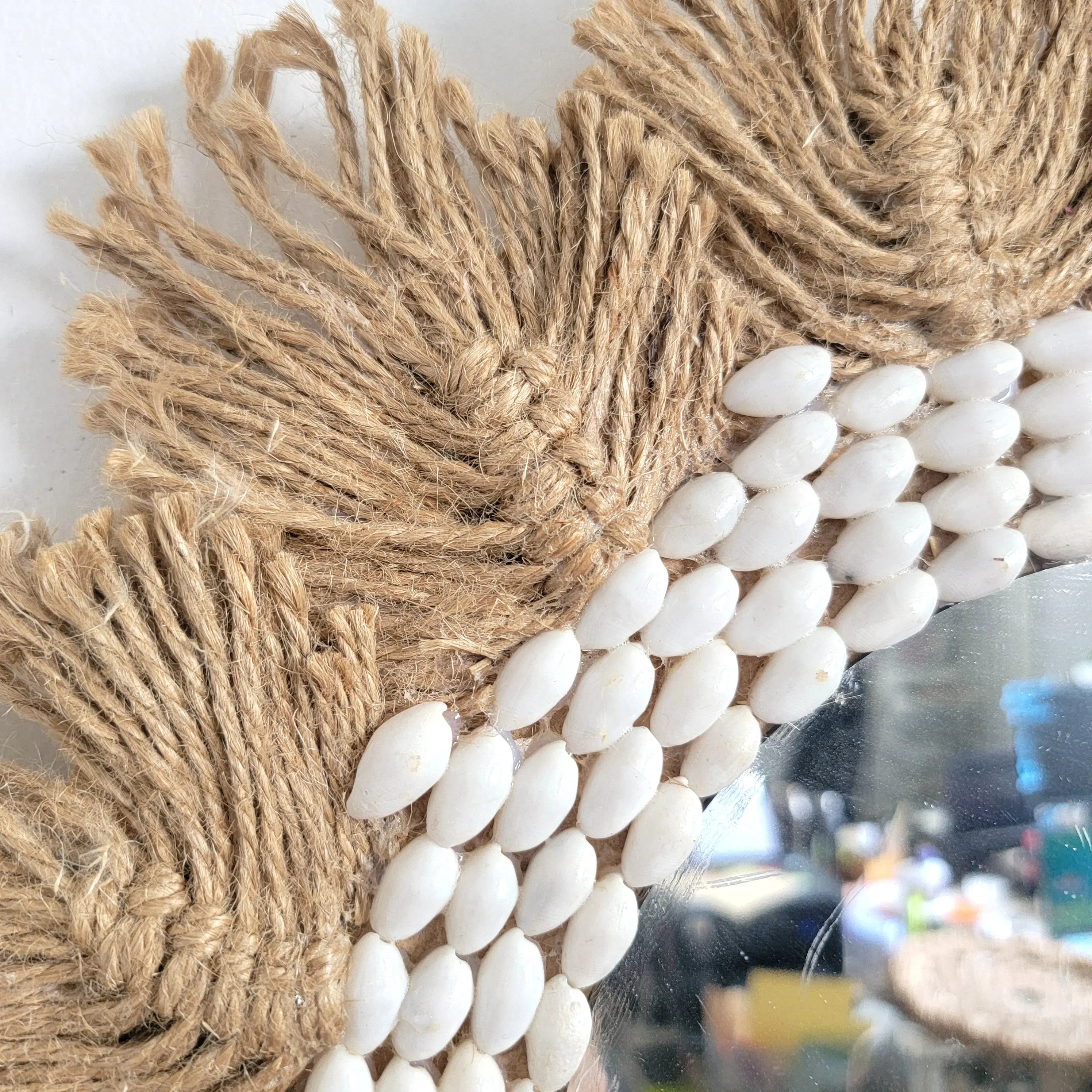Miroir soleil bohème en corde macramé et coquillages