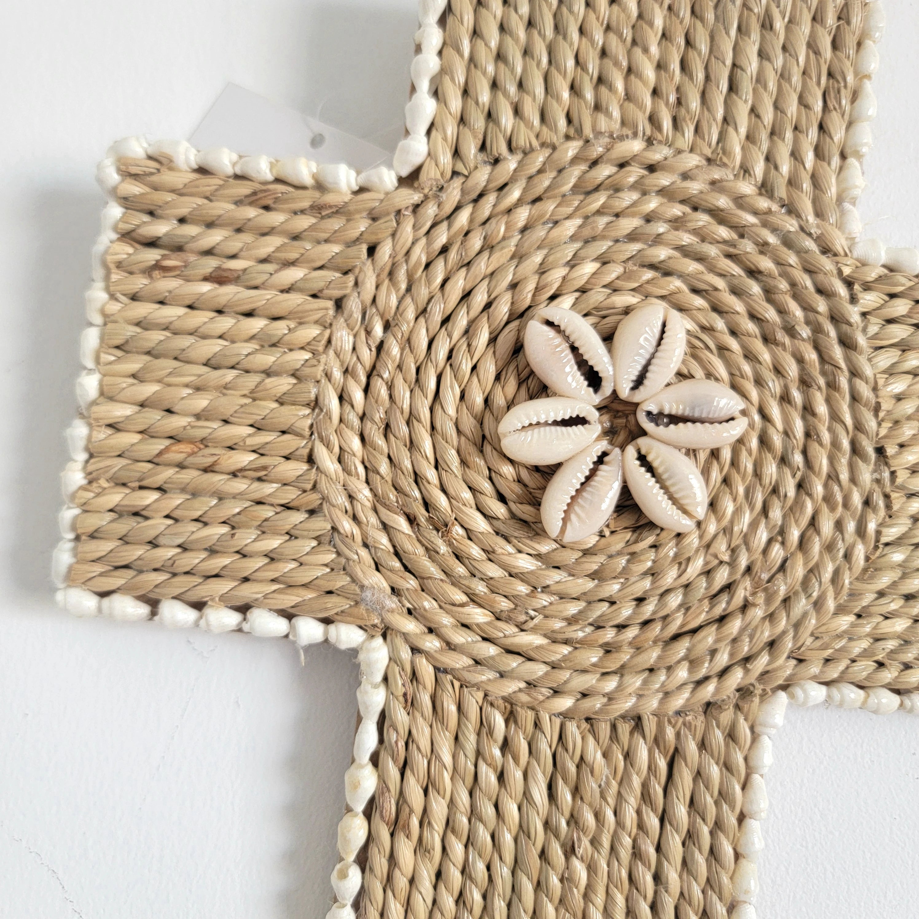 Croix murale bohème en corde naturelle et coquillages