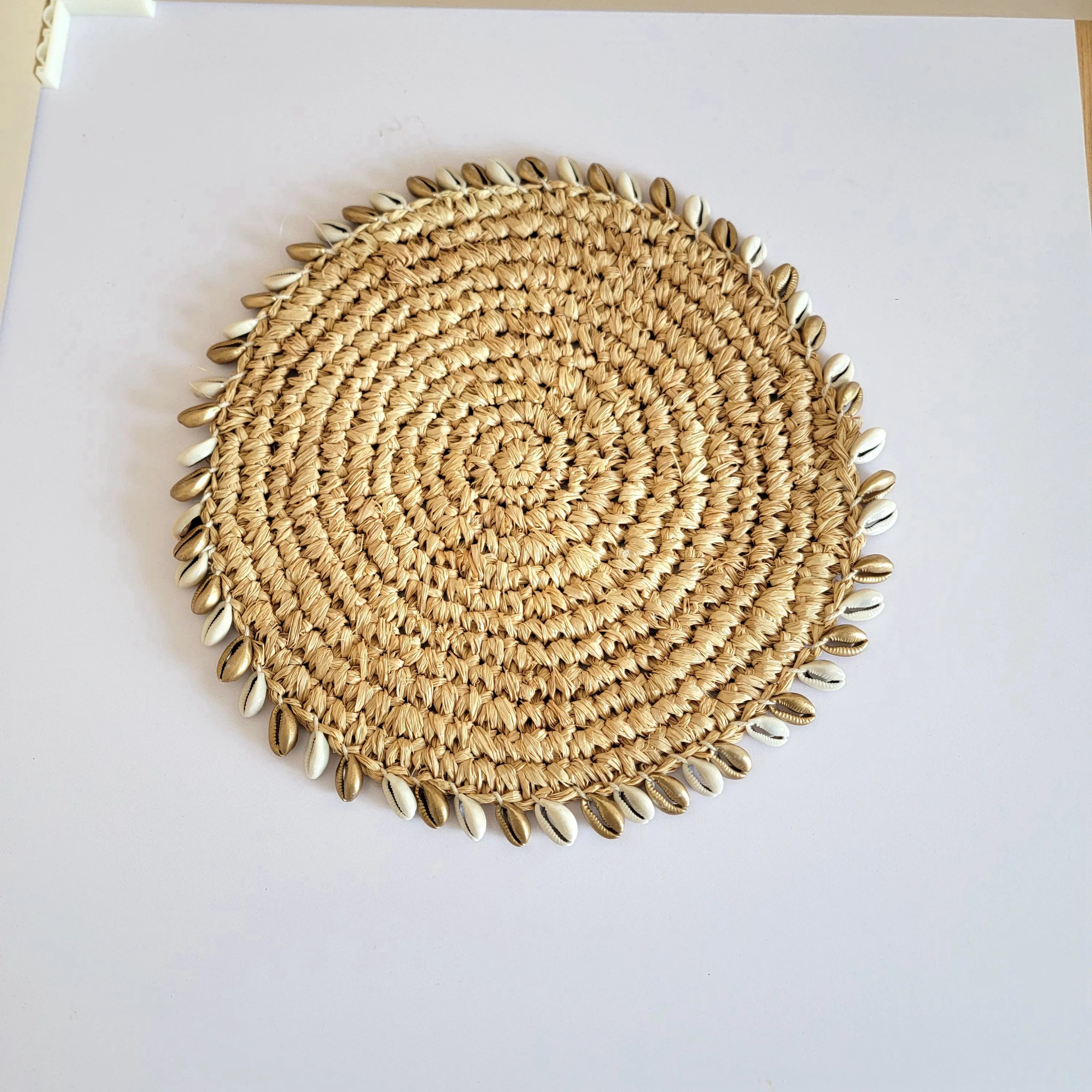 Set de table rond en raphia avec coquillages