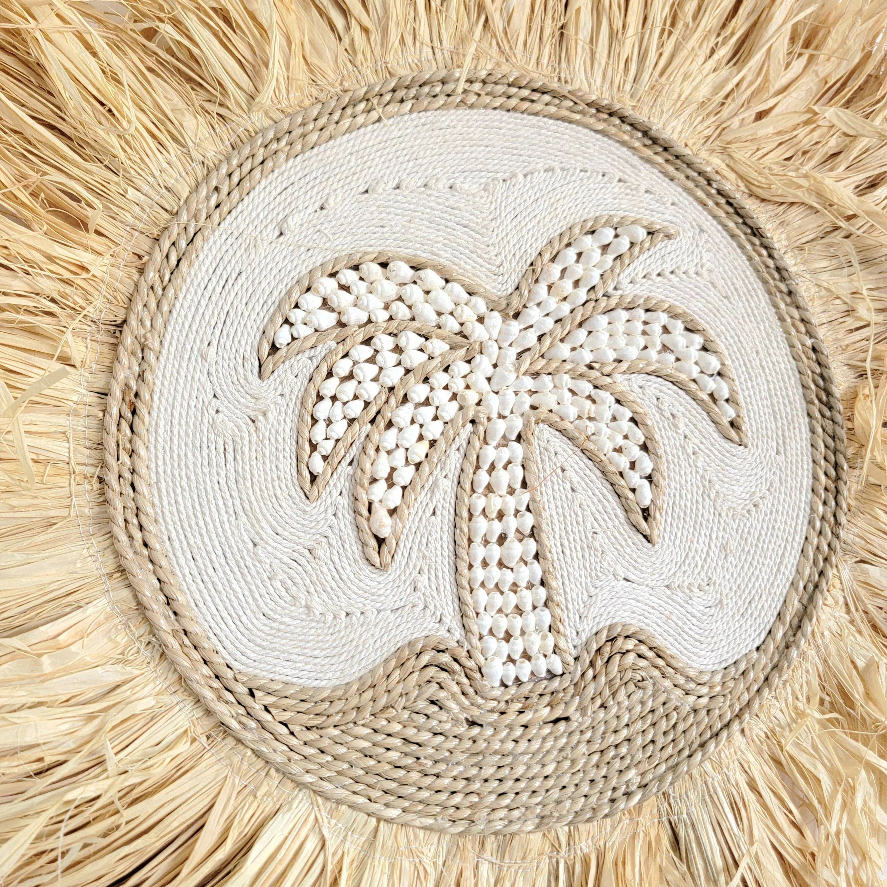 Décoration murale en raphia et coquillages – Motif palmier