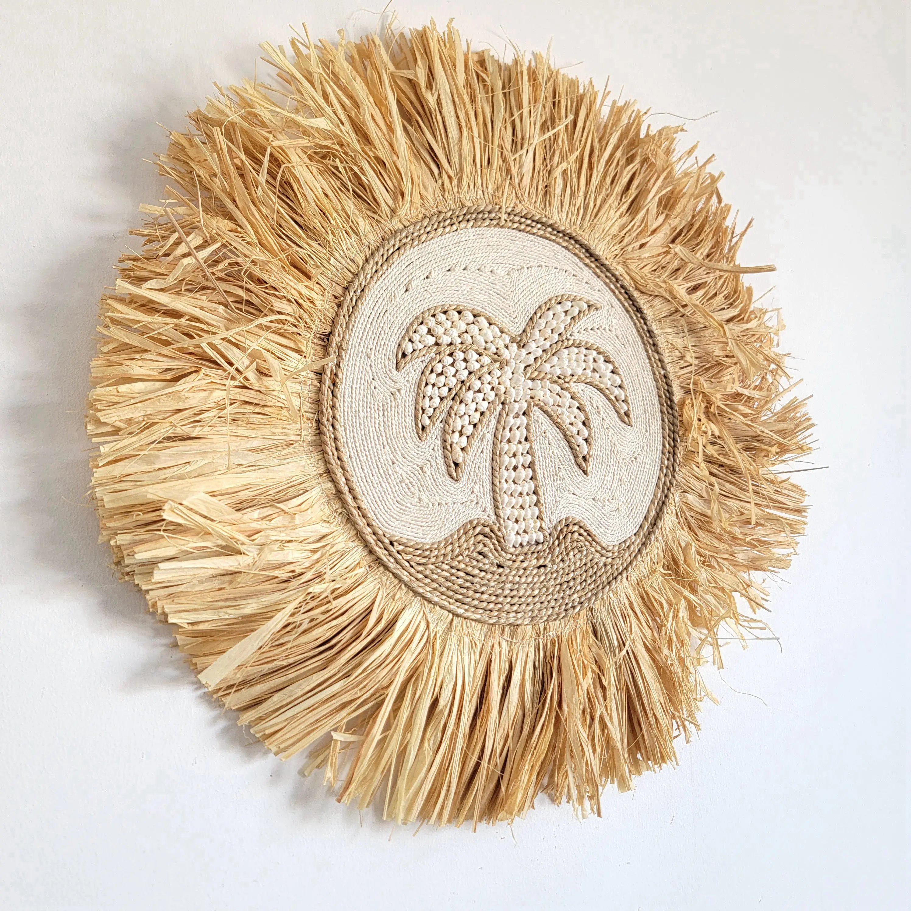 Décoration murale en raphia et coquillages – Motif palmier