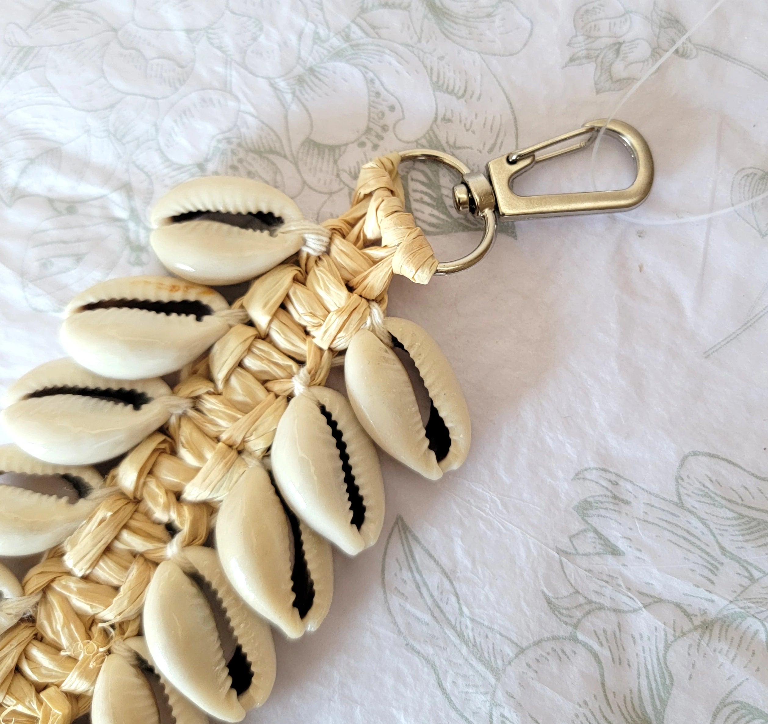 Porte-clés bohème en raphia et coquillages